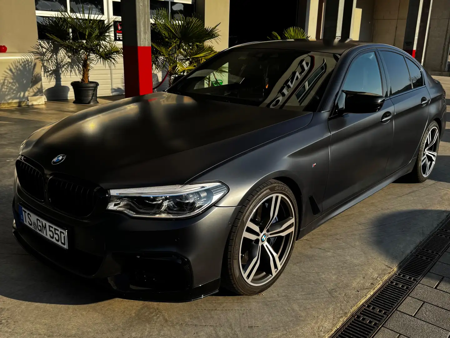BMW M550 M550i xDrive Aut. Schwarz - 1