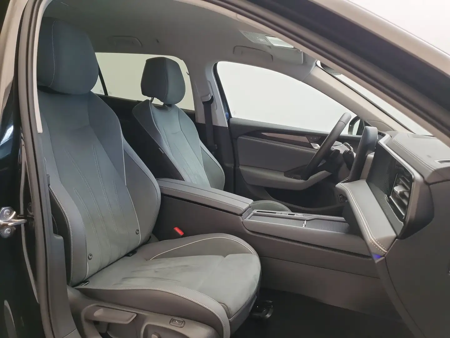 Volkswagen Passat Variant 1.5 eHybrid 204pk DSG/AUT Business Wegklapbare tre Zwart - 2