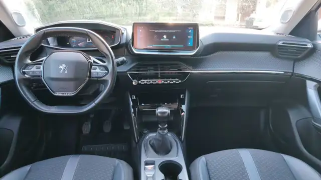 Peugeot 2008 view 11