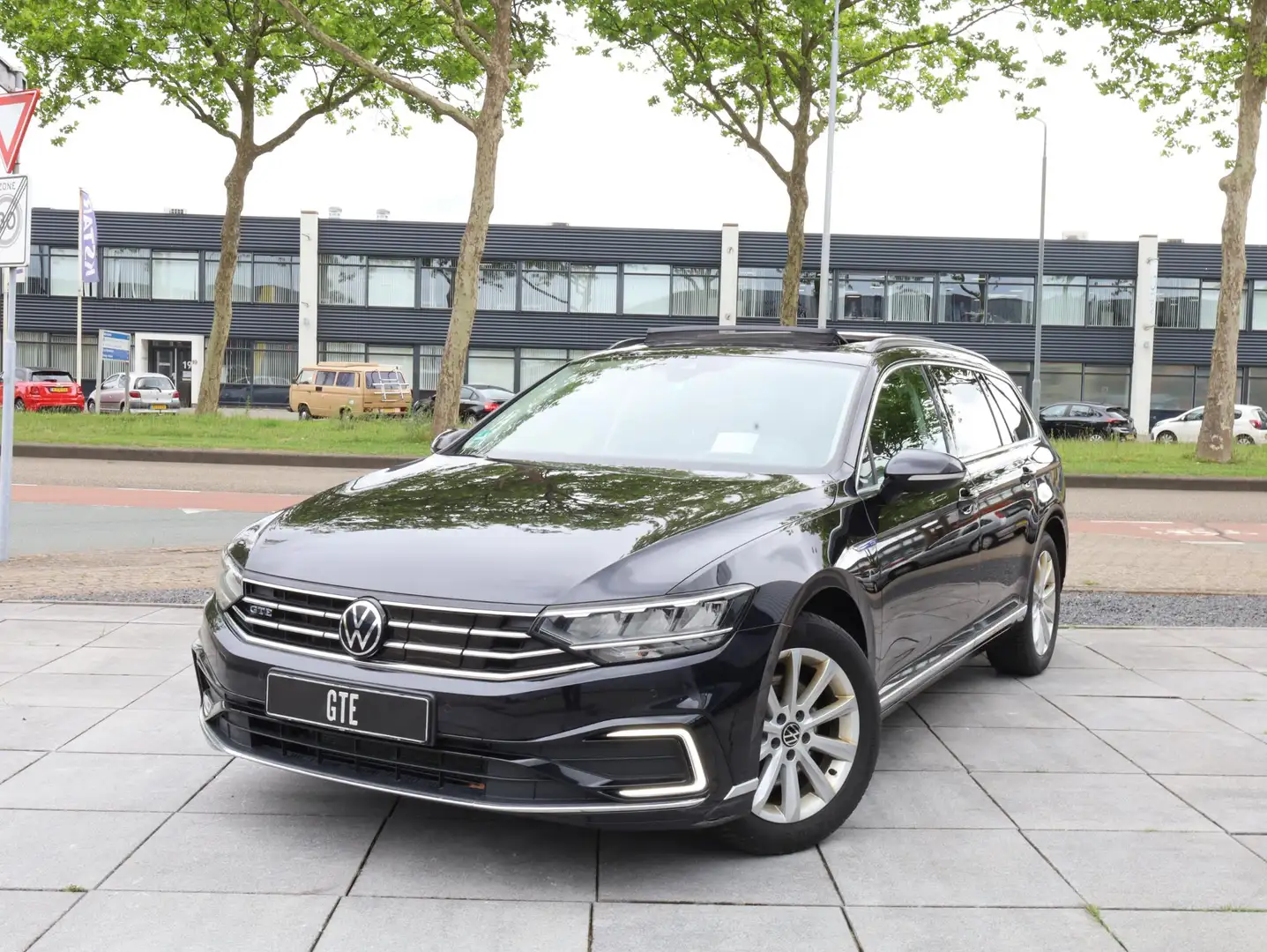 Volkswagen Passat Variant GTE Panodak | Head-up | Keyless | Camera | Elektri Zwart - 1