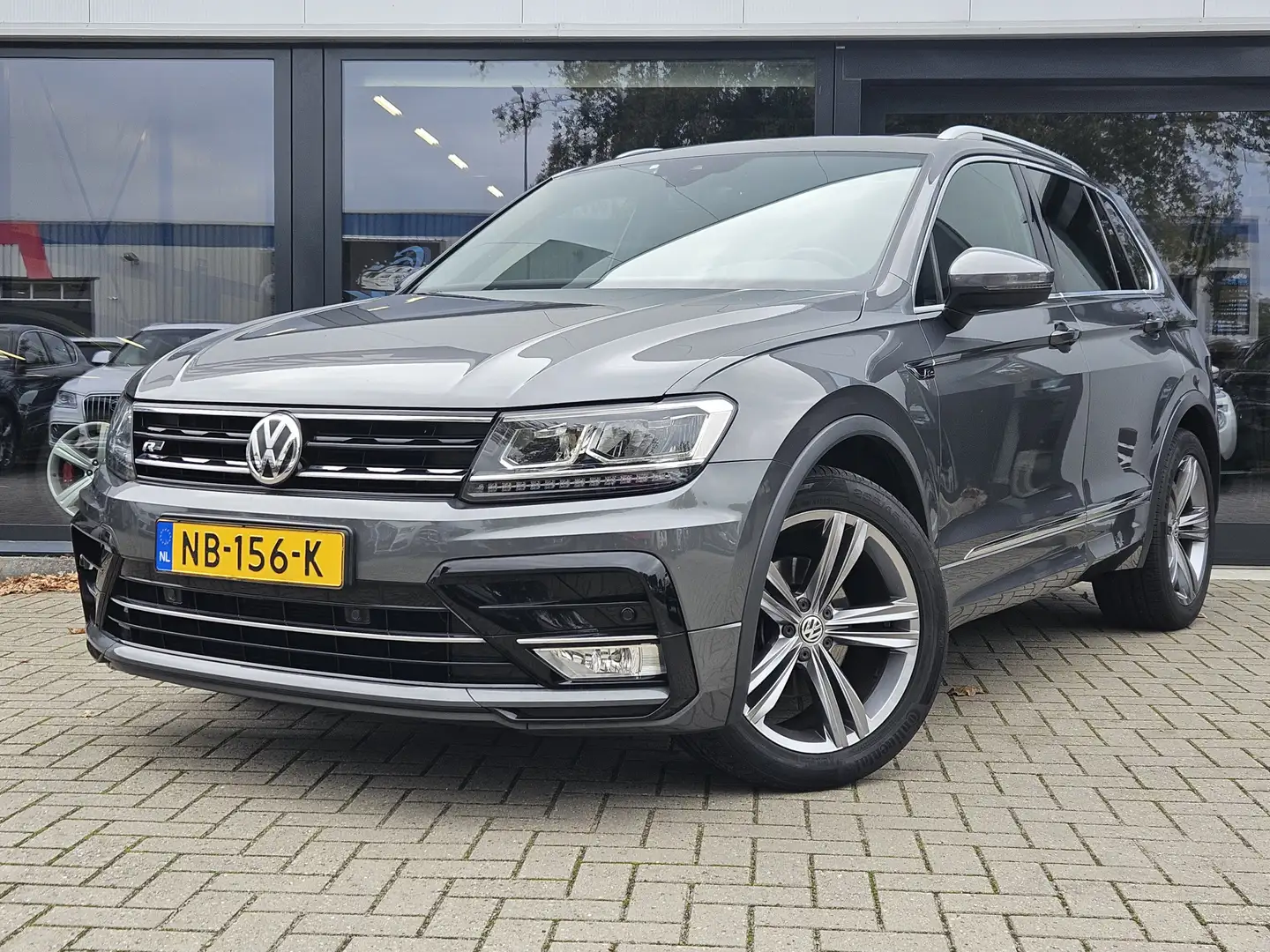 Volkswagen Tiguan 1.4 TSI ACT Connected Series + R-LINE + MASSAGE + Gris - 1