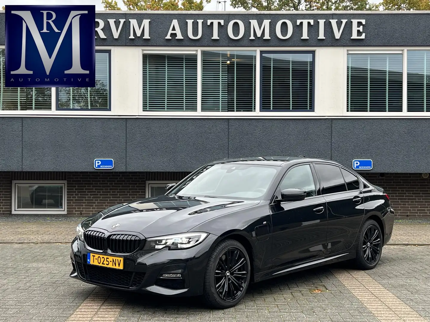 BMW 330 3-serie 330e High Executive M SPORT VAN: €33.900,- Zwart - 1