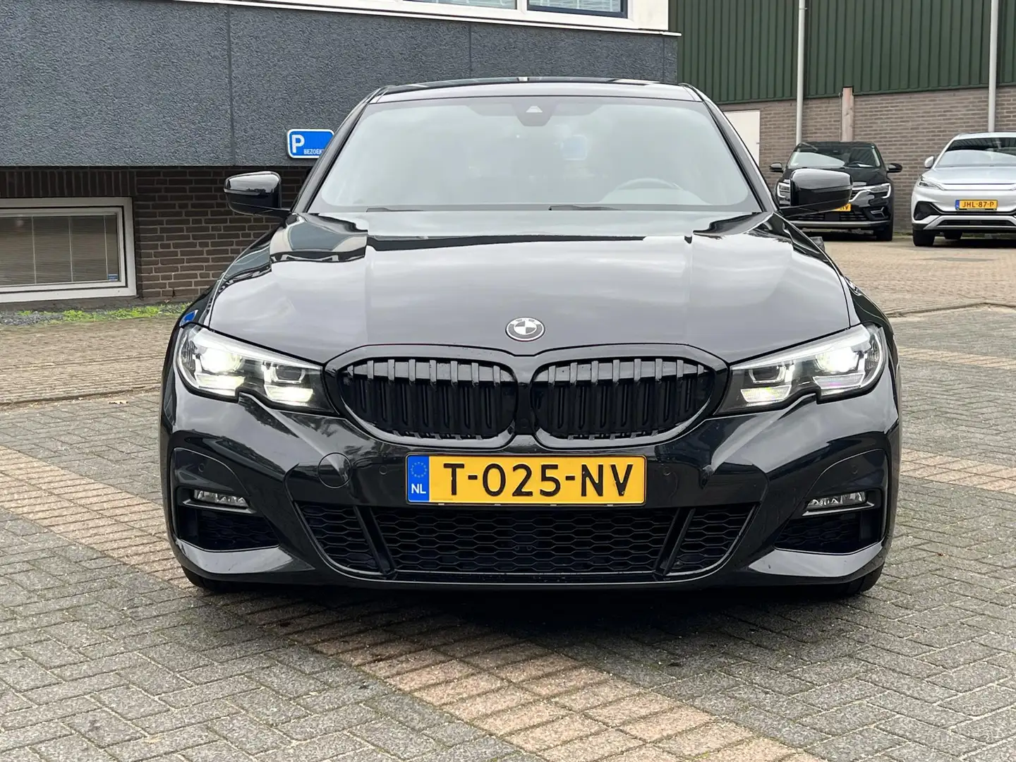 BMW 330 3-serie 330e High Executive M SPORT VAN: €33.900,- Zwart - 2