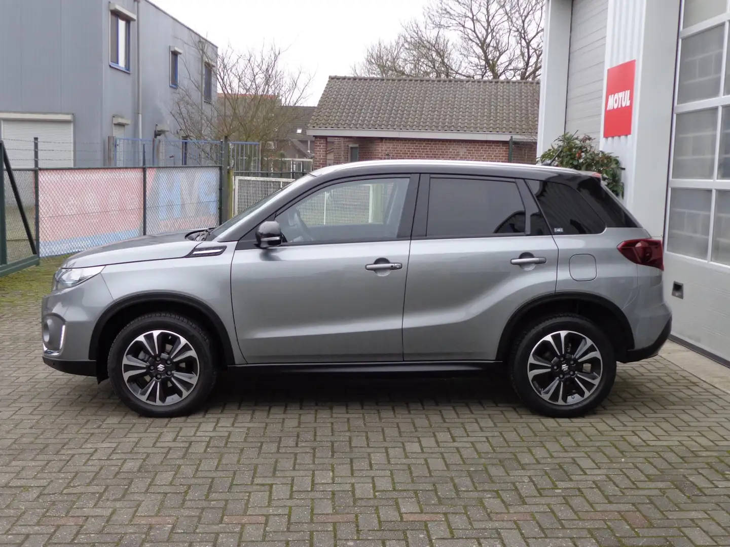 Suzuki Vitara 1.5 Hybrid Style AUTOMAAT,Panoramadak,Camera,Navi, Grijs - 2