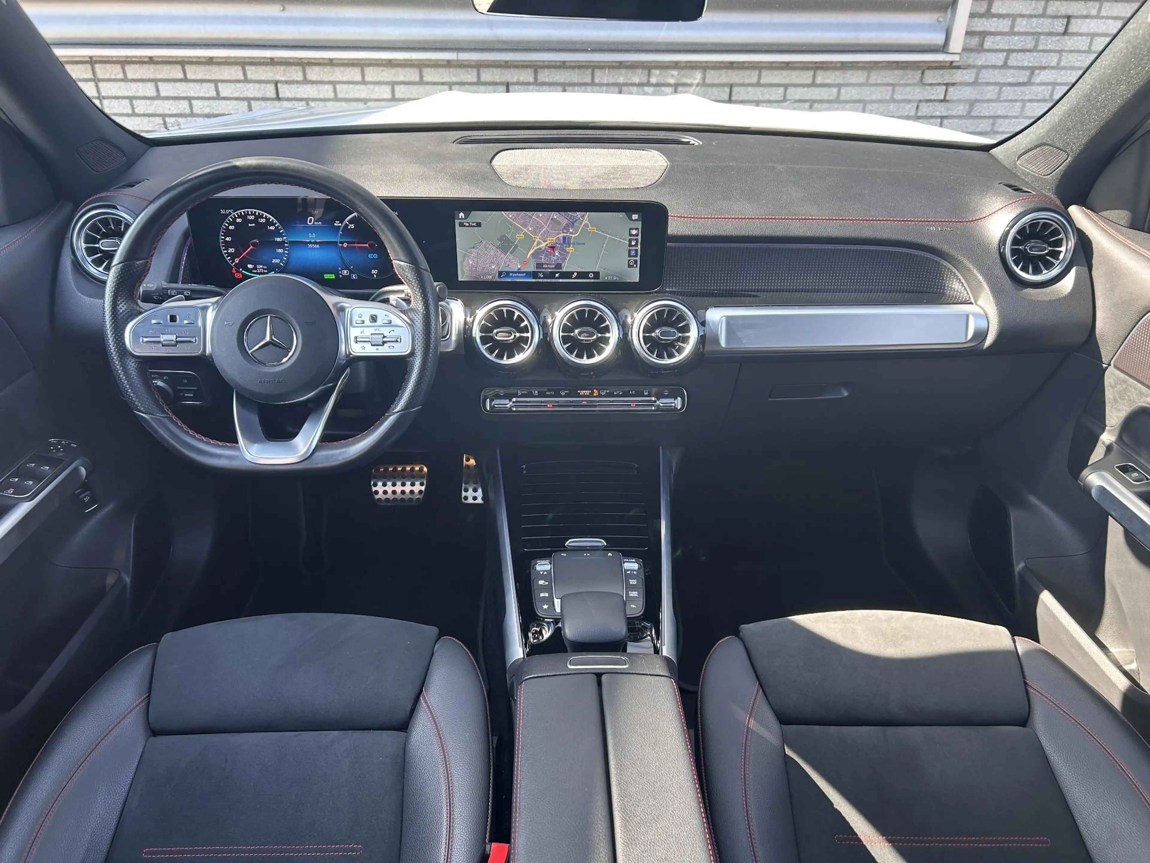 Mercedes-Benz EQB 300 4MATIC AMG Line 7p. 67 kWh | Panoramadak | Apple C — photo 5