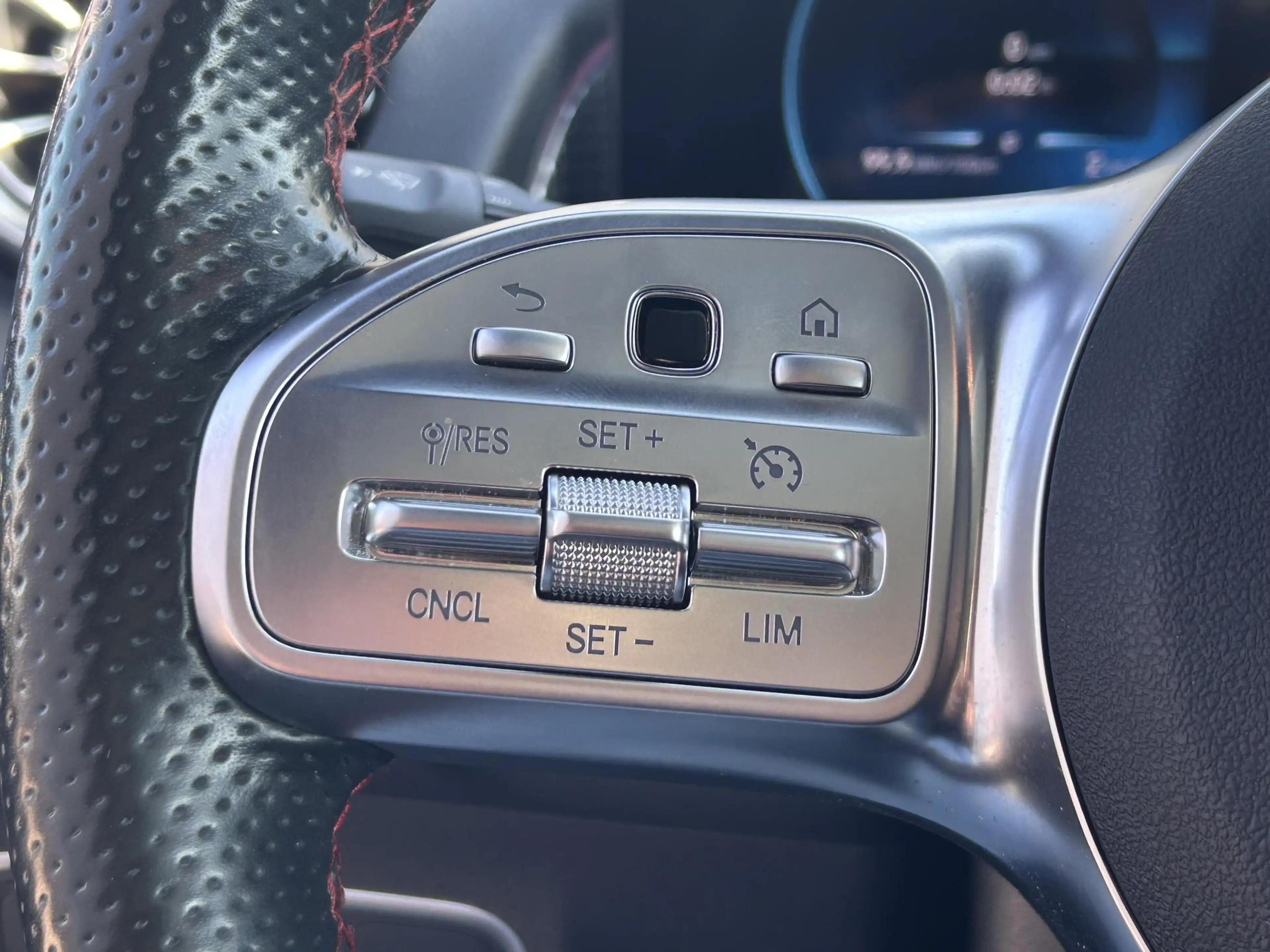 Mercedes-Benz EQB 300 4MATIC AMG Line 7p. 67 kWh | Panoramadak | Apple C — photo 15