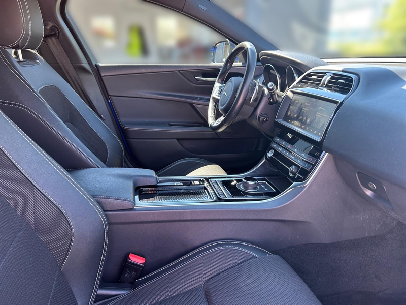 Jaguar XE 25 R-Sport Aut. — photo 13