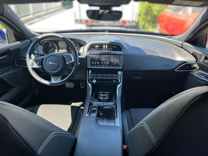 Jaguar XE 25 R-Sport Aut. — photo 12