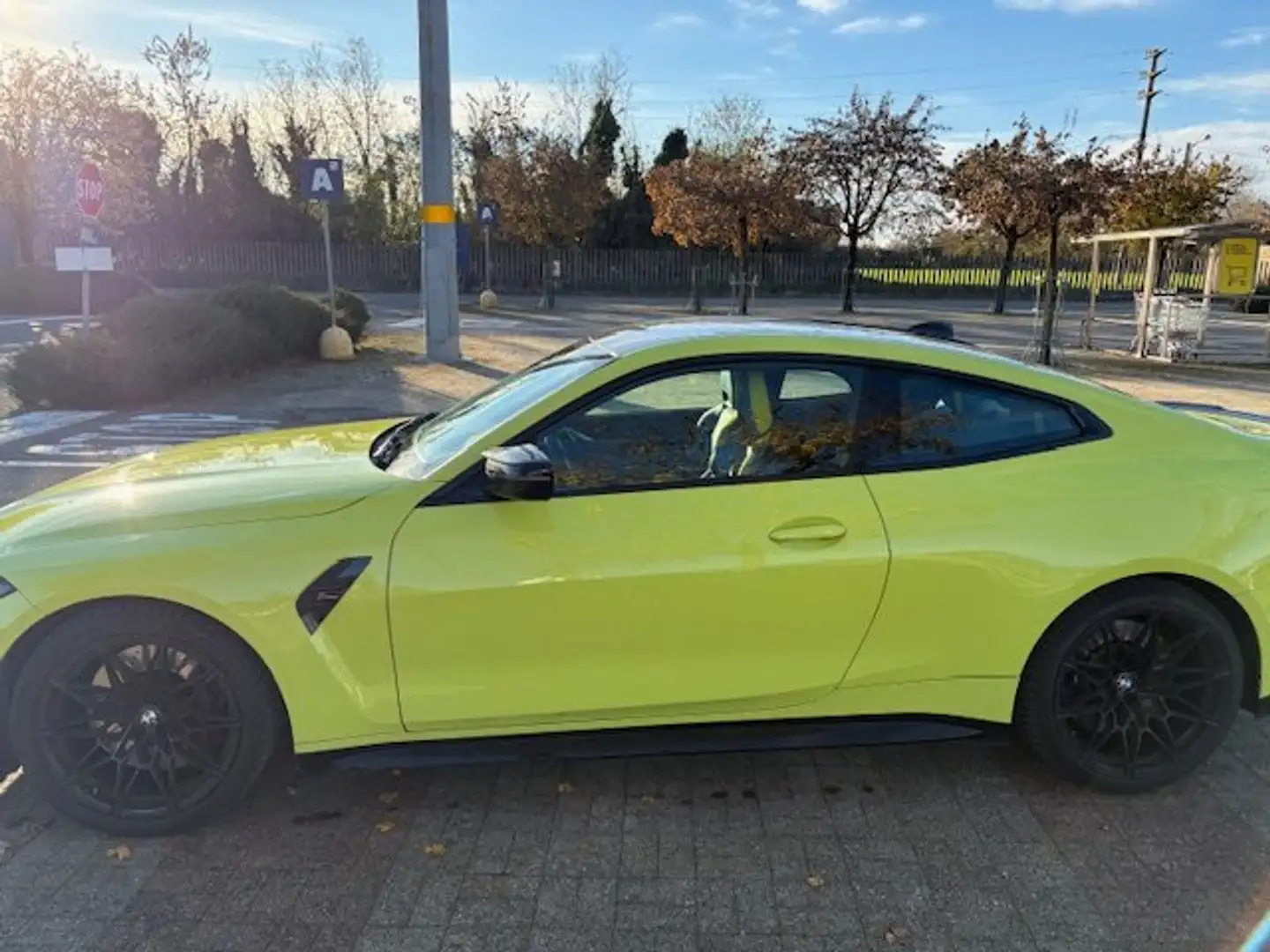 BMW M4 Competition Geel - 2