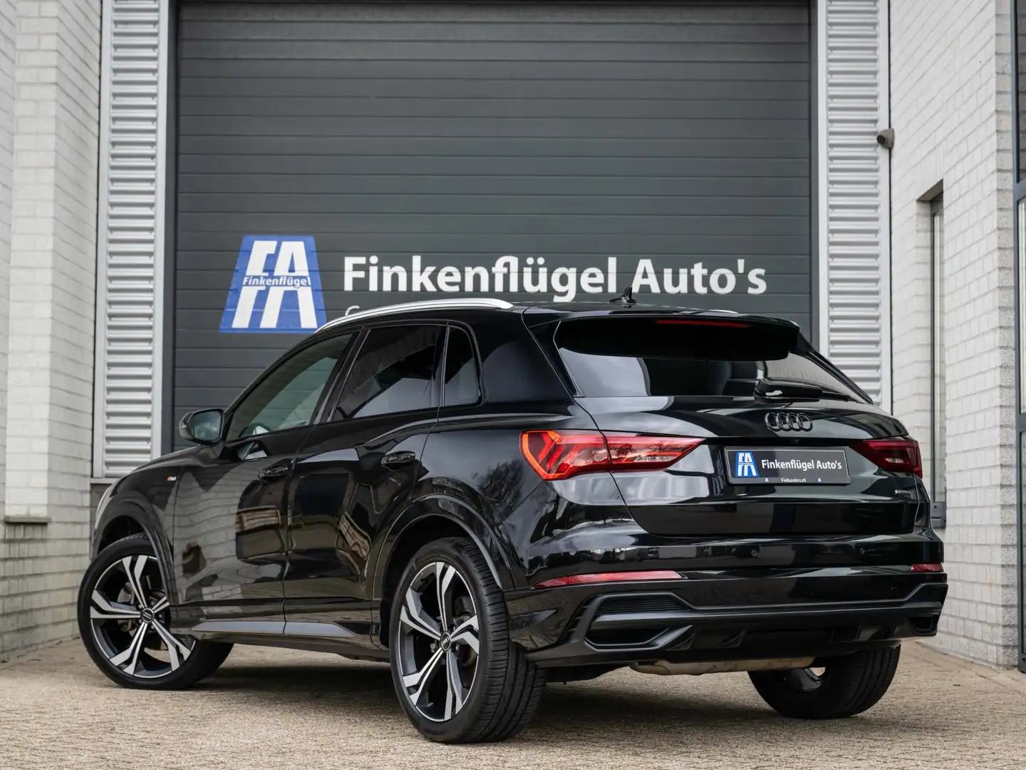 Audi Q3 45 TFSI Quattro S-line Black Edition BTW |Pano |B& Zwart - 2