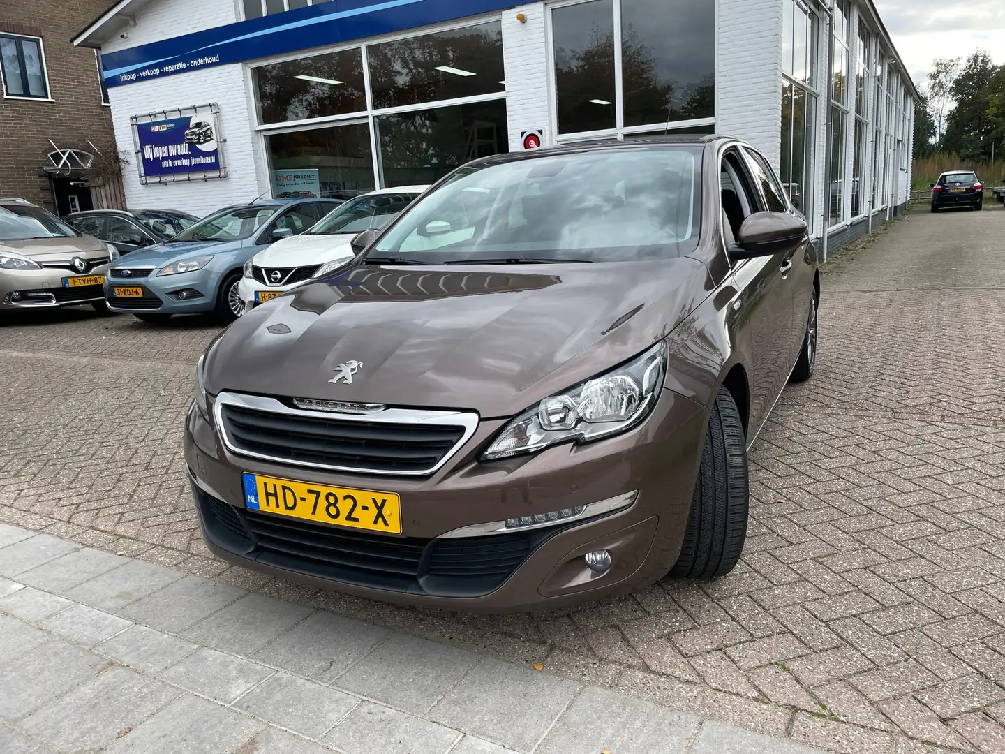 Peugeot 308 1.2 PureTech Style AUTOMAAT Bruin - 1