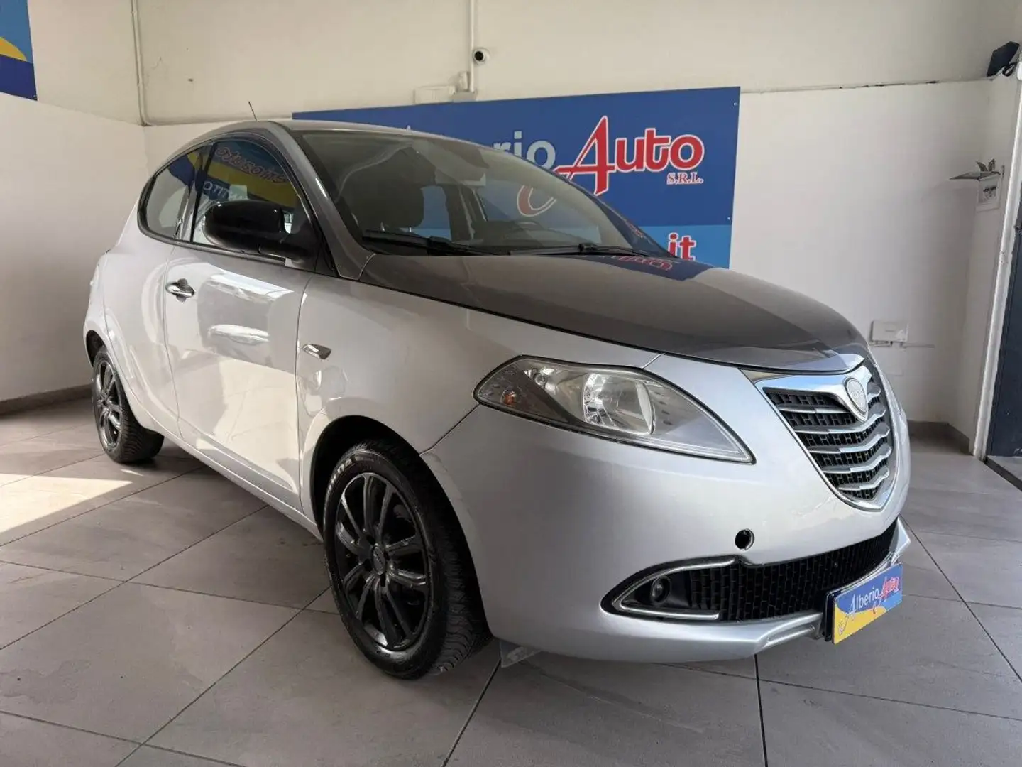 Lancia Ypsilon 0.9 TwinAir 85 CV 5 porte S&S Platinum Argento - 2