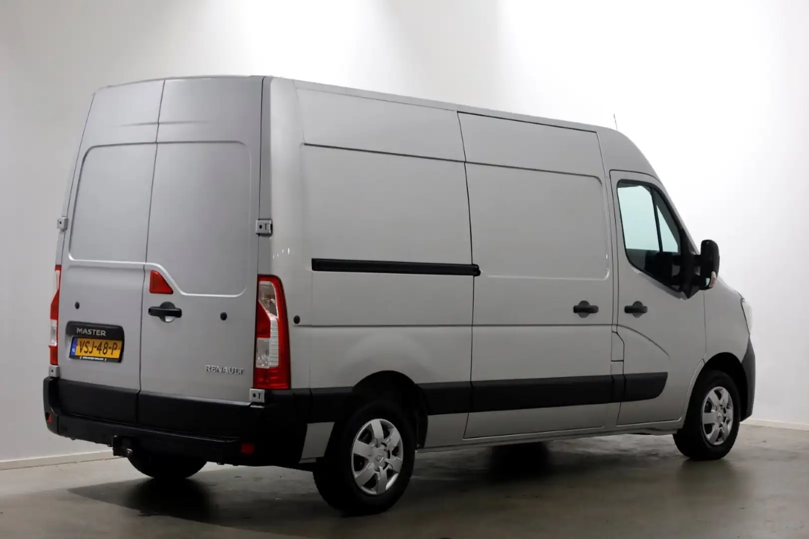 Renault Master T35 2.3 dCi 135pk L2H2 Comfort Airco/Navi 10-2022 Zilver - 2
