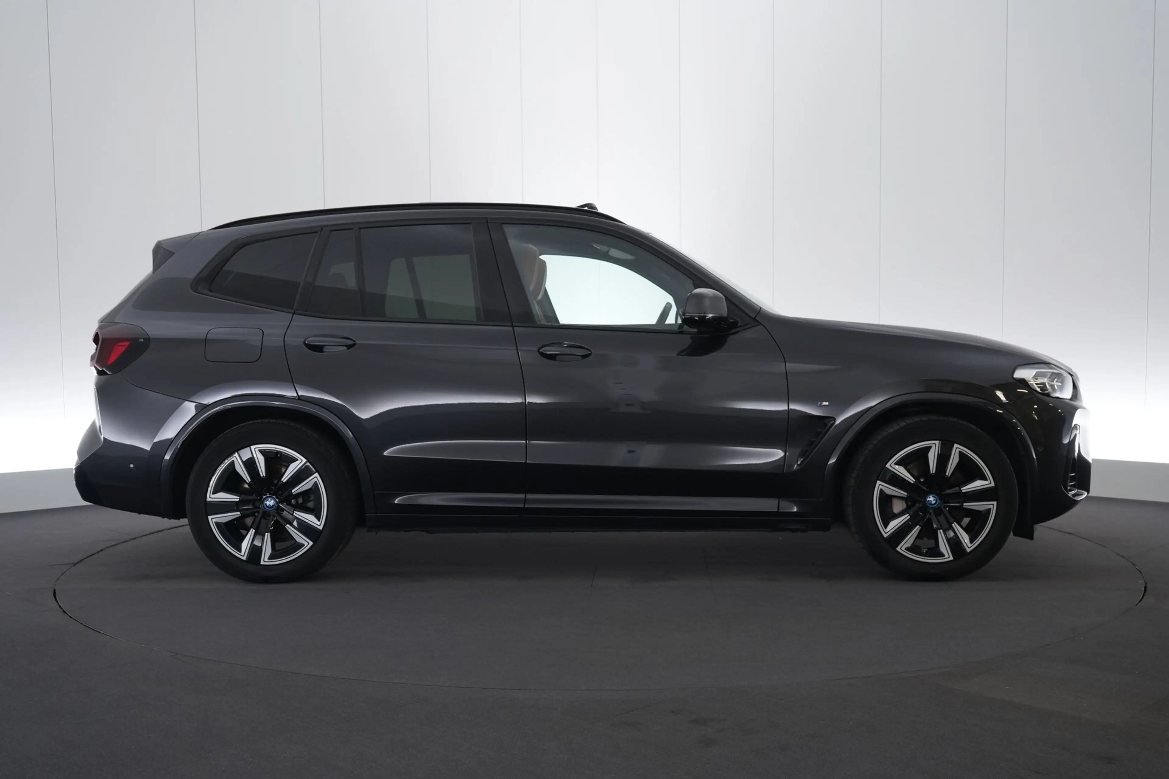 BMW iX3 80 kWh LEDER/CUIR LED GPS PDC CAM Pano BLIS Verw. — photo 5