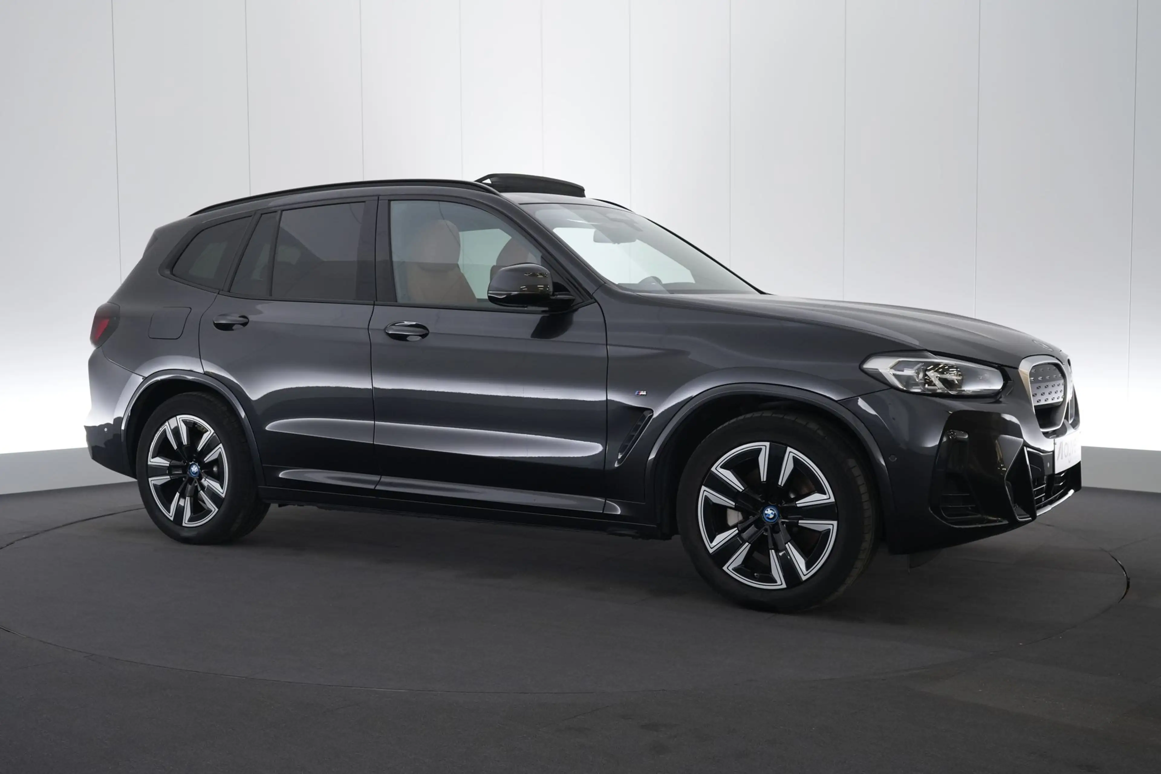 BMW iX3 80 kWh LEDER/CUIR LED GPS PDC CAM Pano BLIS Verw. — photo 4