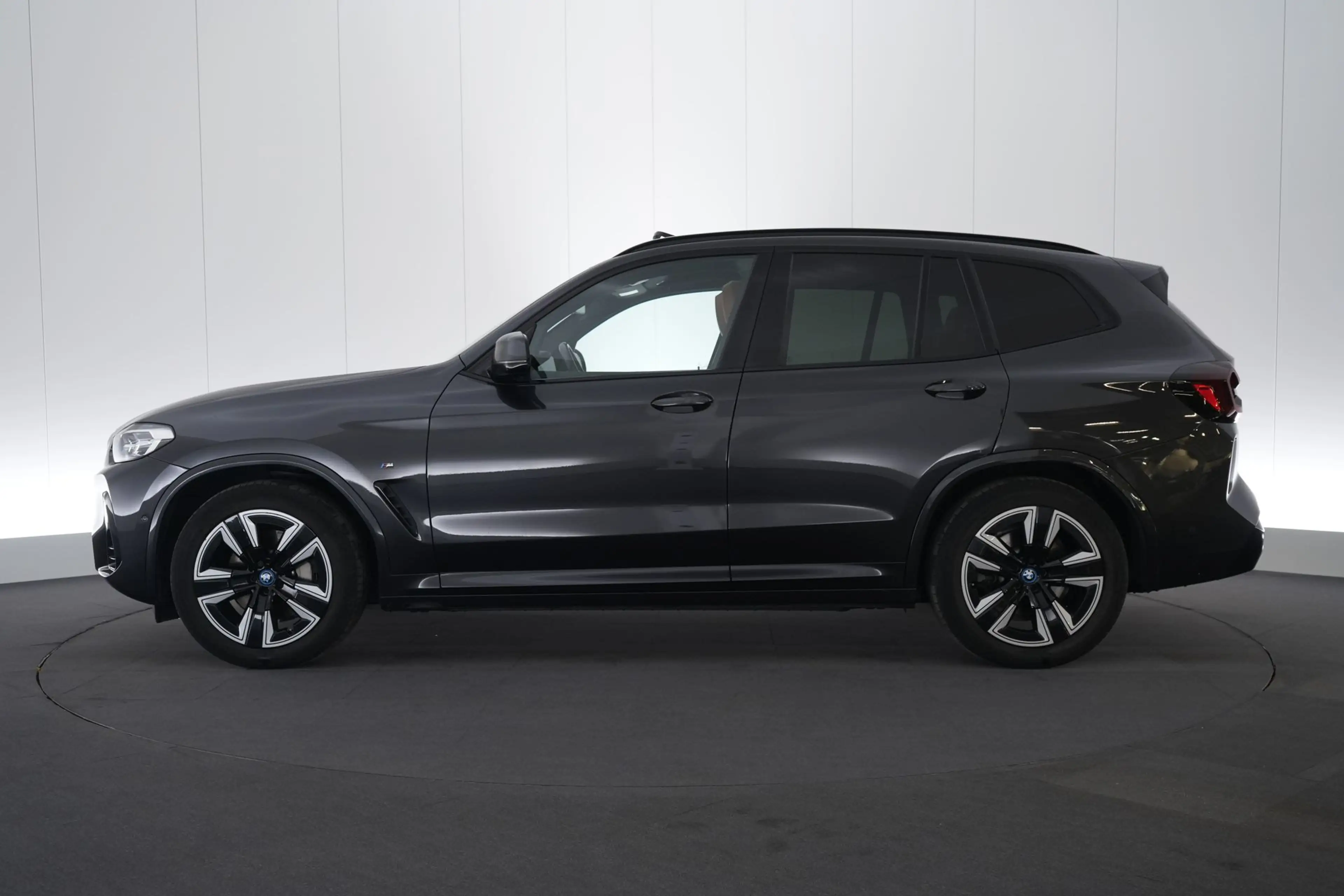 BMW iX3 80 kWh LEDER/CUIR LED GPS PDC CAM Pano BLIS Verw. — photo 11