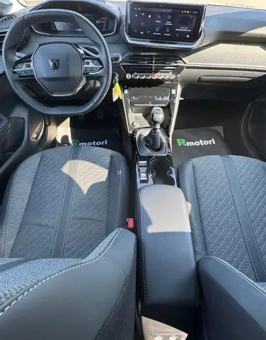 Peugeot 208 view 4