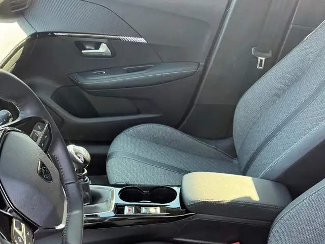 Peugeot 208 view 7