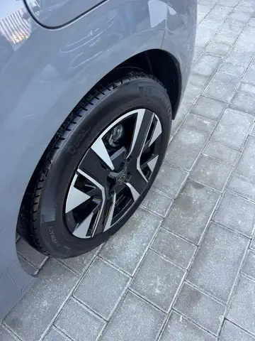 Peugeot 208 view 9