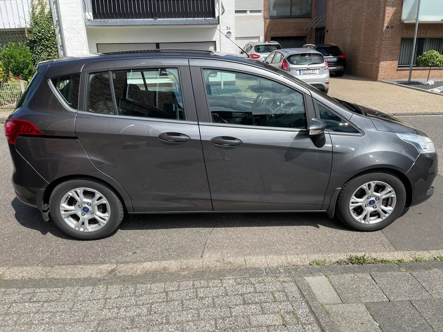 Ford B-Max TÜV und Inspektion NEU, wenig KM Grau - 2