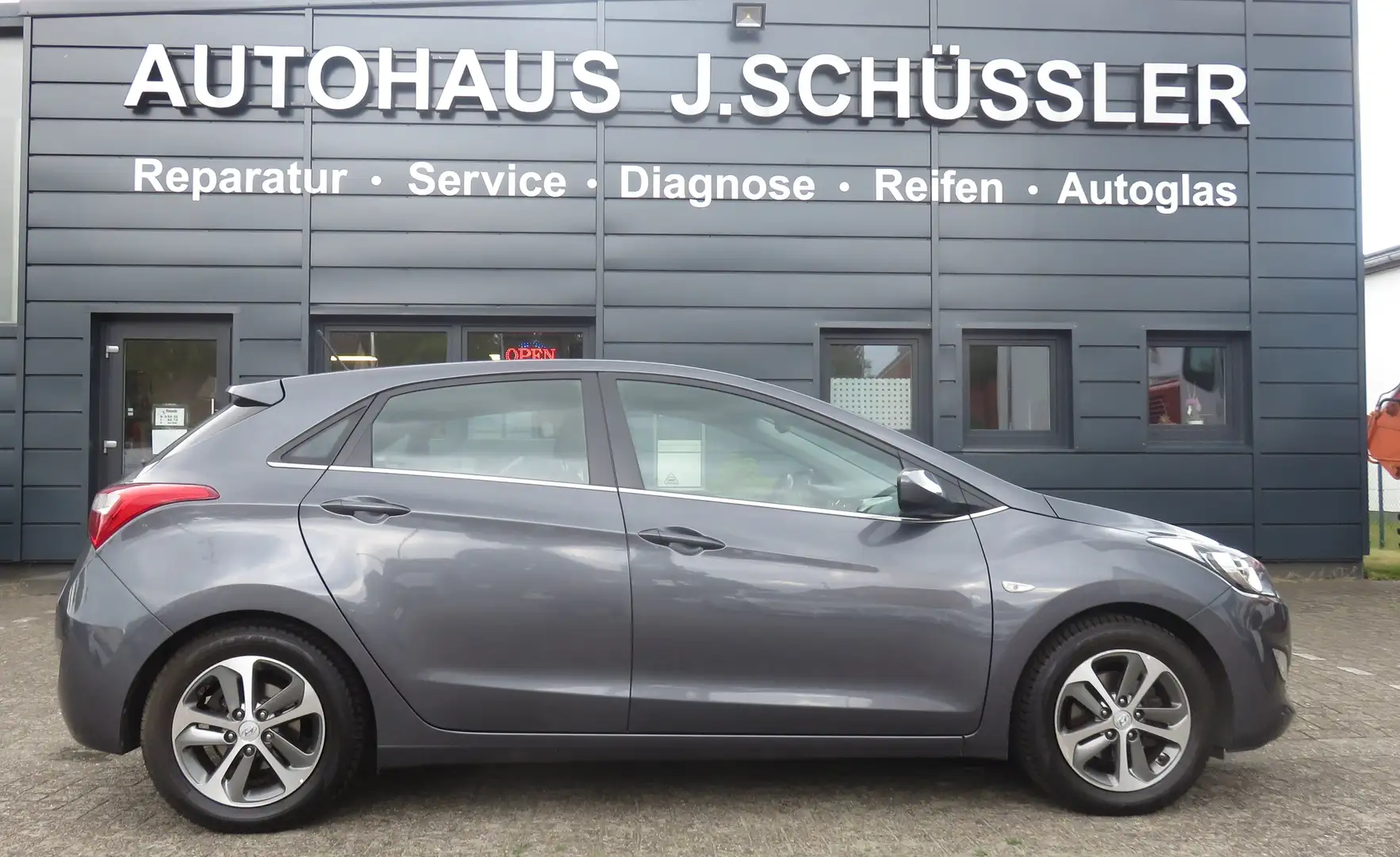 Hyundai i30 1.6 TREND AUTOMATIK Grigio - 1