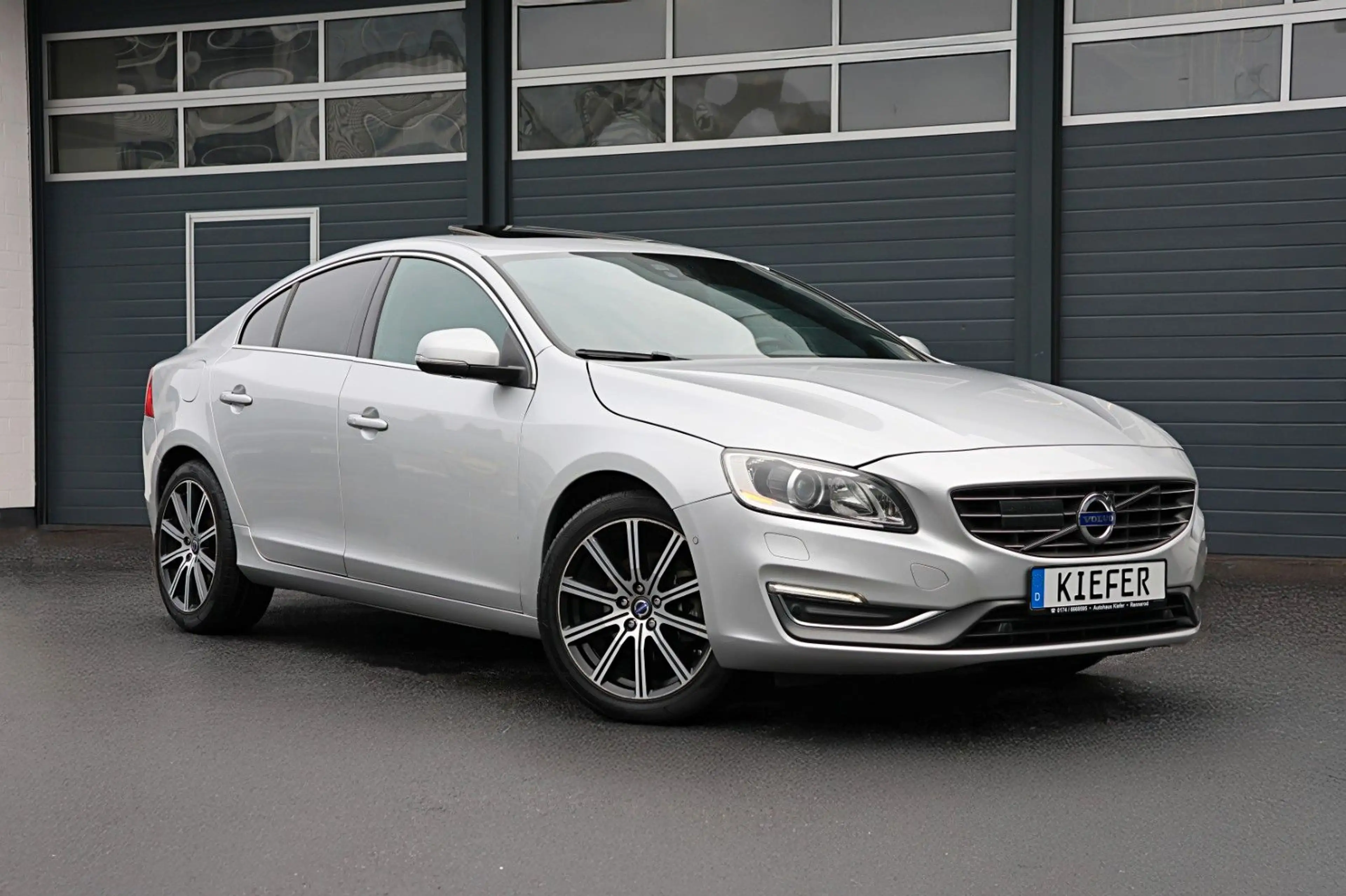 Volvo S60 T5/R-Design/ACC+SPUR/4xSHZ/LHZ/KAMERA/TTW/18