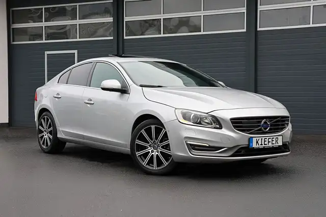 Volvo S60 T5/R-Design/ACC+SPUR/4xSHZ/LHZ/KAMERA/TTW/18