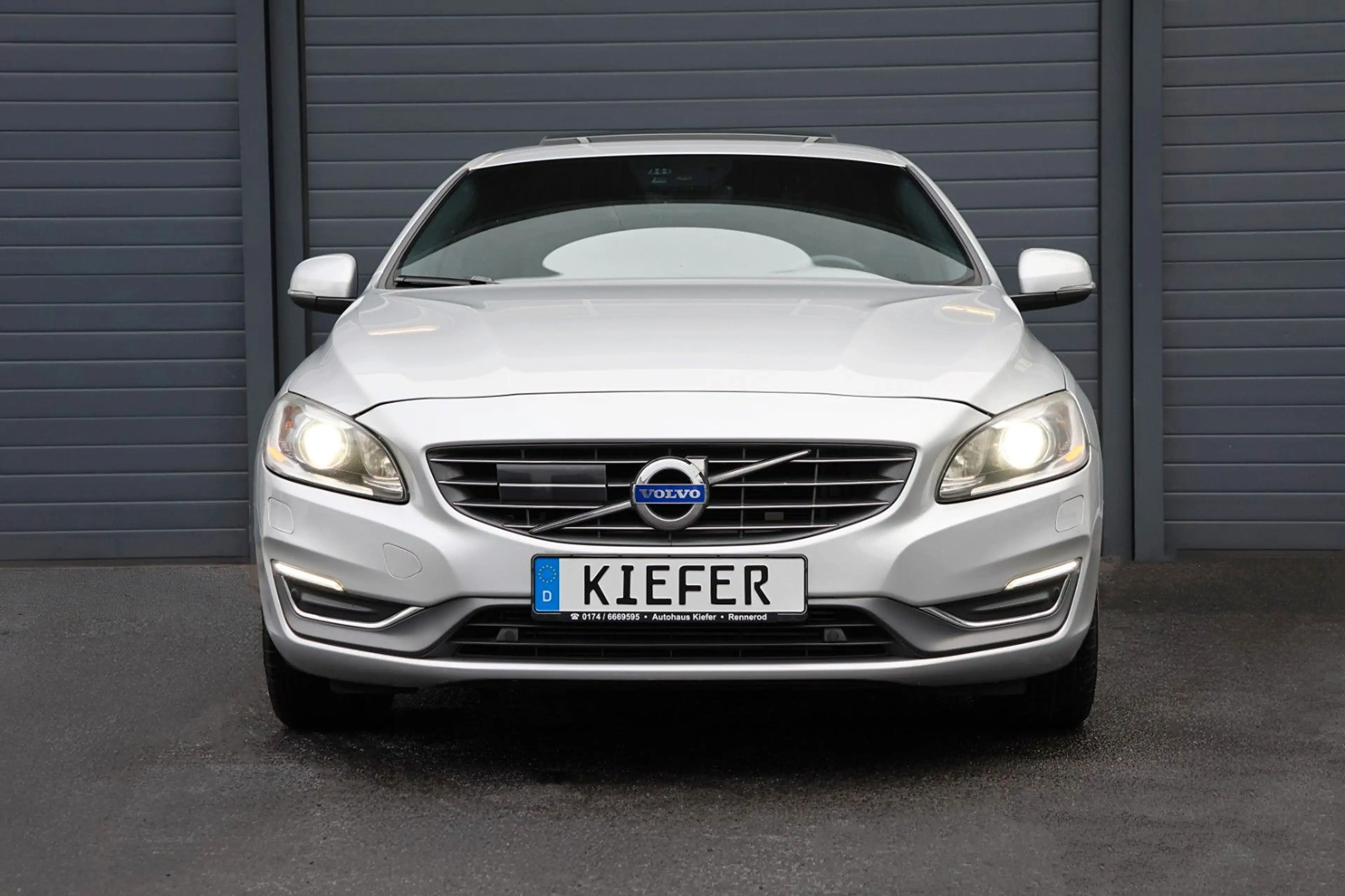 Volvo S60 T5/R-Design/ACC+SPUR/4xSHZ/LHZ/KAMERA/TTW/18 — photo 2