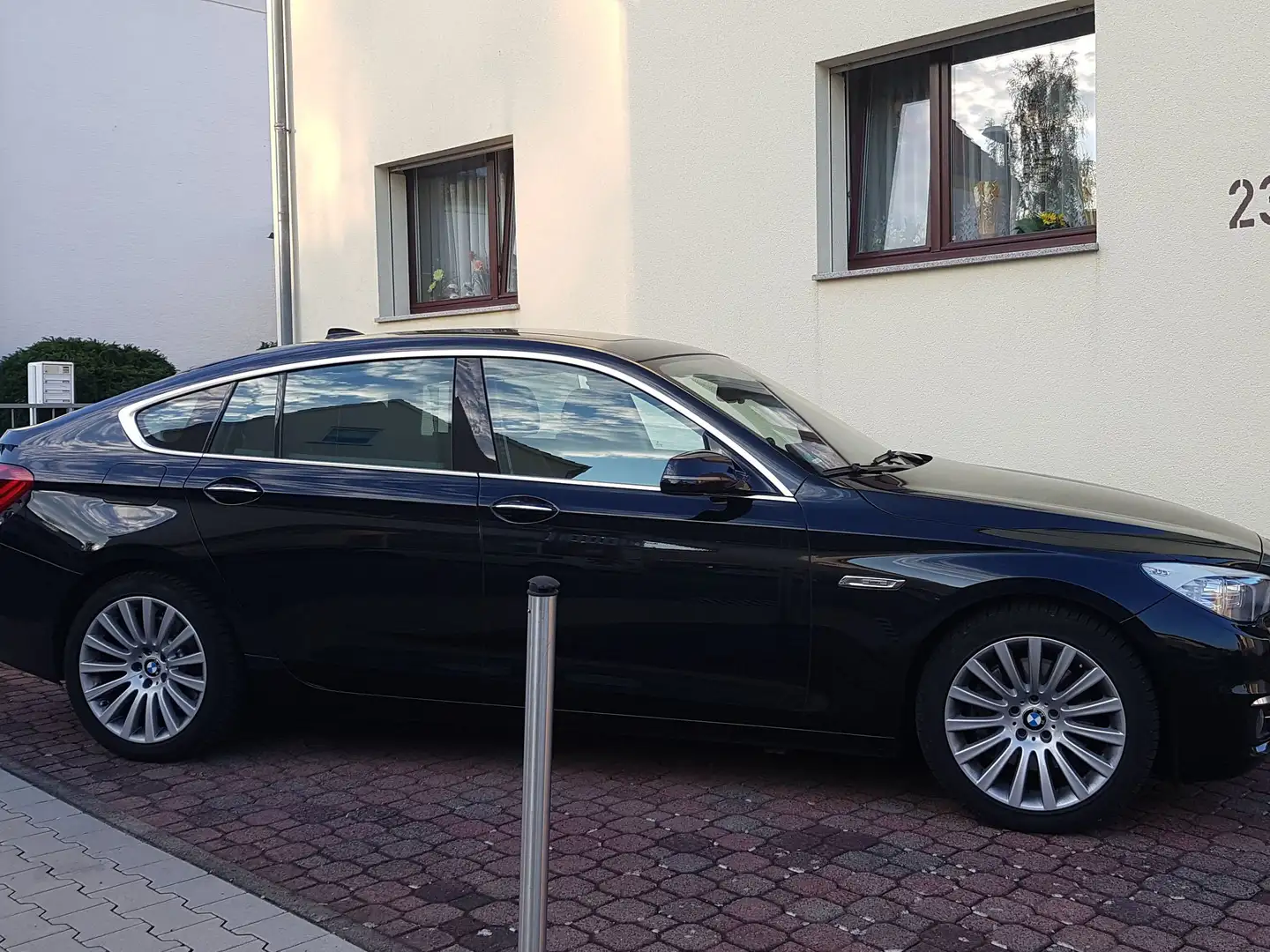 BMW 530 5er GT 530d Gran Turismo Aut. Luxury Voll Zwart - 1