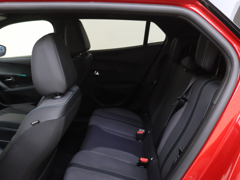 Peugeot e-2008 EV Allure Pack 50 kWh — photo 12