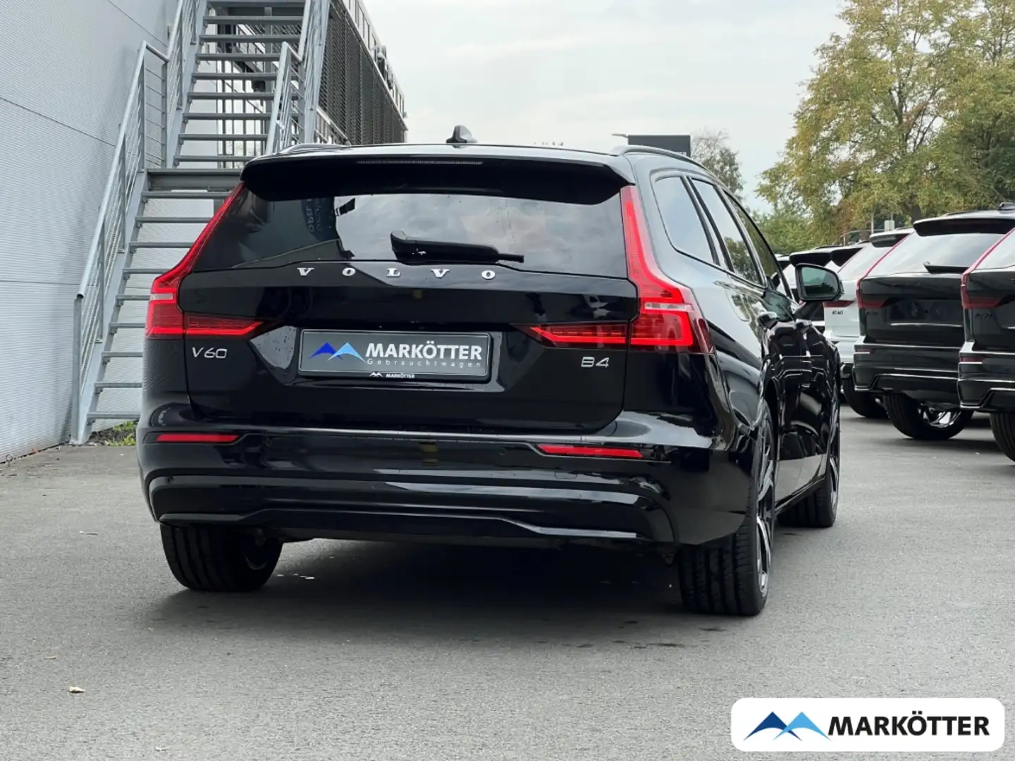 Volvo V60 B4 Ultimate Dark EU6d STHZ/HUD/360CAM/PANO/ACC/BLI Schwarz - 2