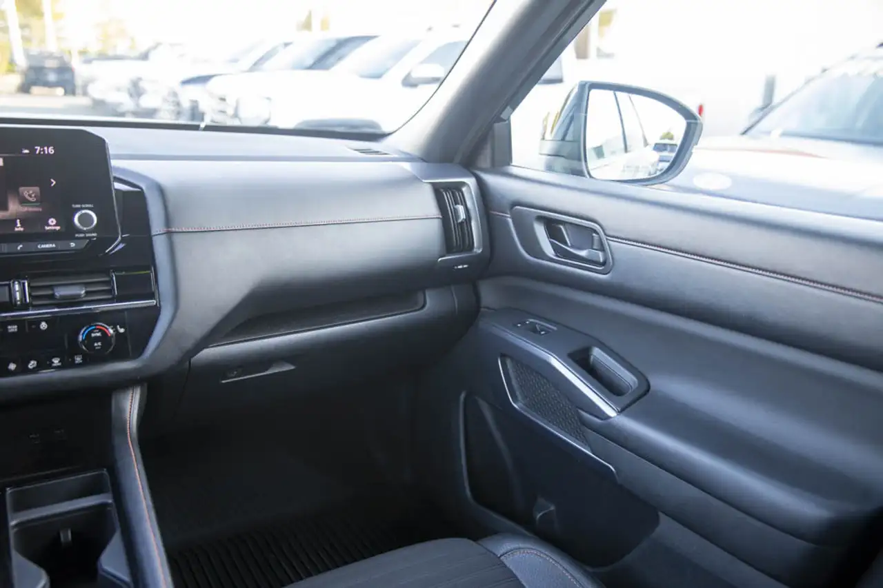 Nissan Pathfinder снимка Nissan Pathfinder