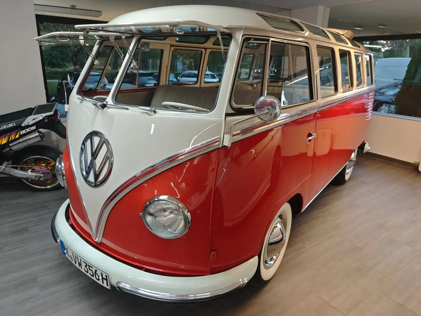 Volkswagen T1 Bulli Samba-Bus Typ 24 die Legende Roşu - 2