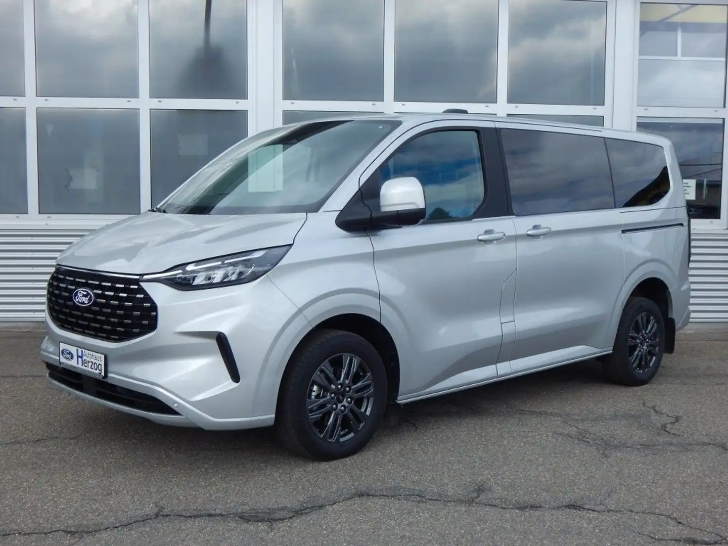 Ford Tourneo Custom 320 L1H1 VA Autm. Titanium Silber - 1