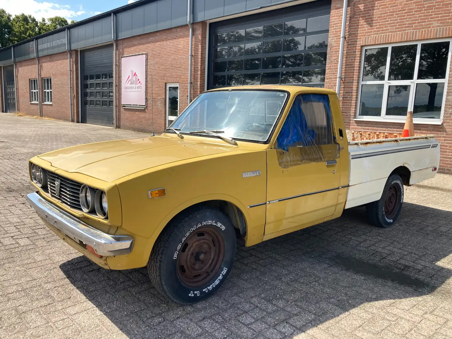 Toyota Hilux RN28L Jaune - 1