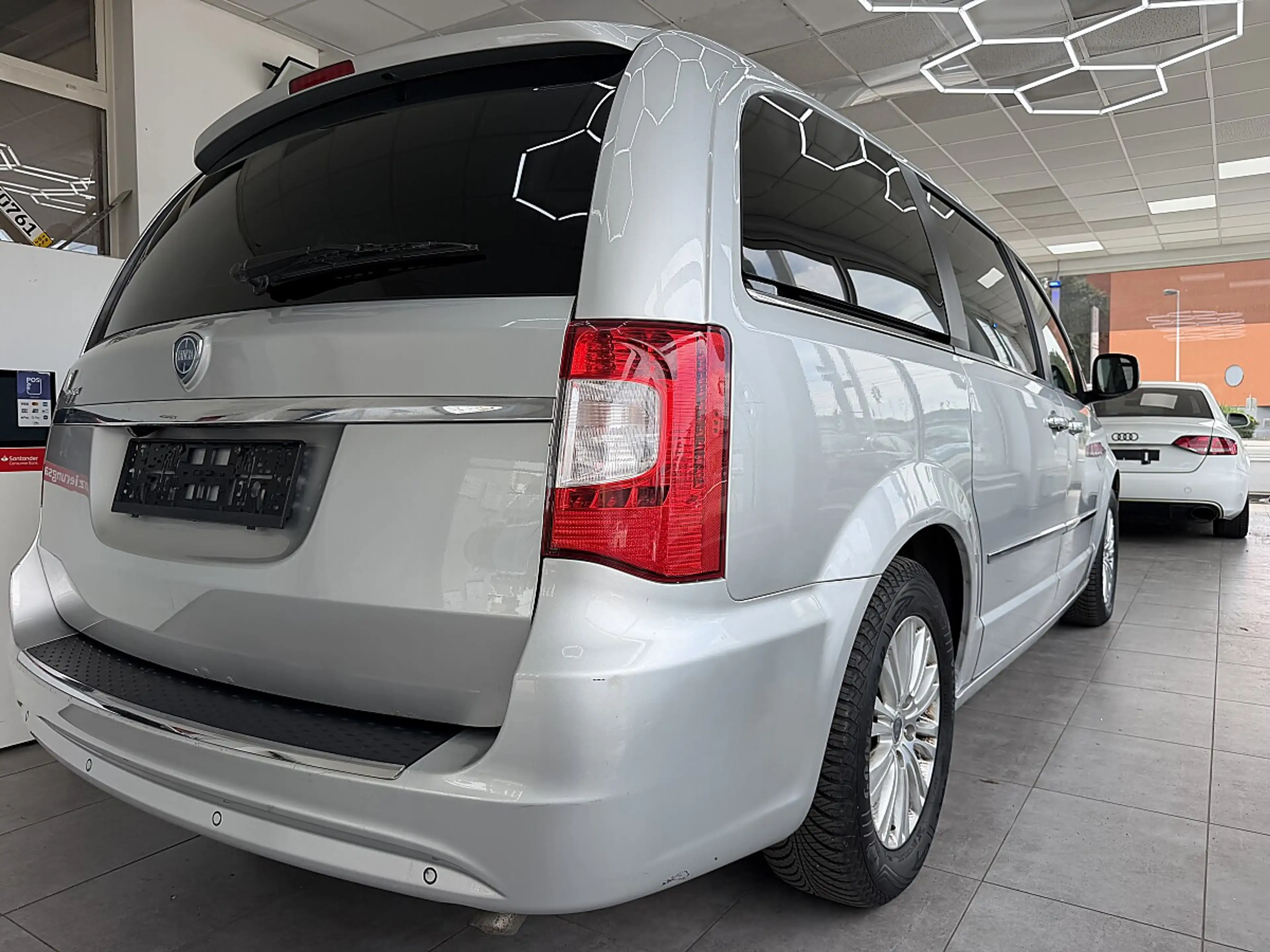 Lancia Voyager 2.8 CRD Platinum — photo 12