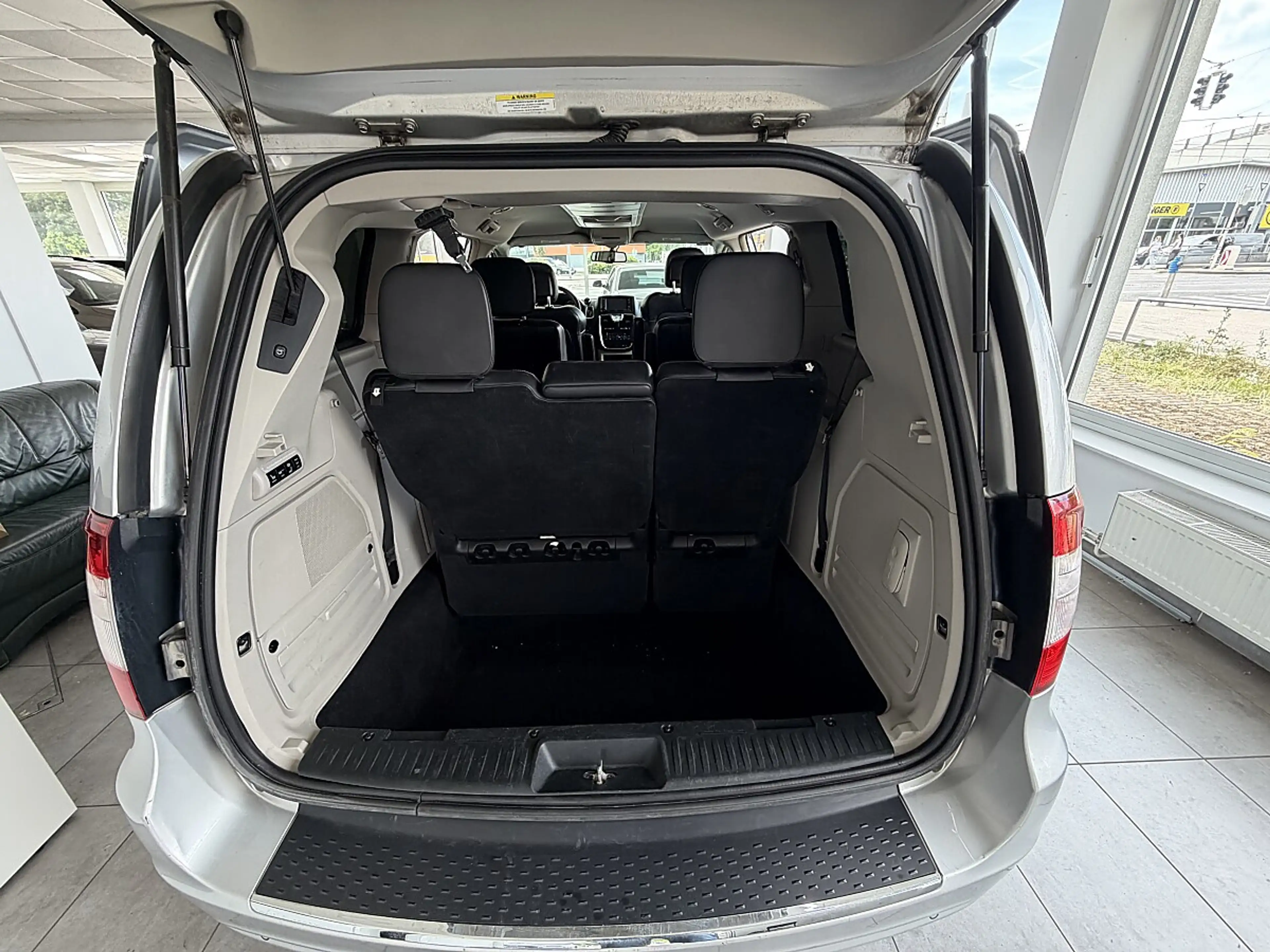 Lancia Voyager 2.8 CRD Platinum — photo 15