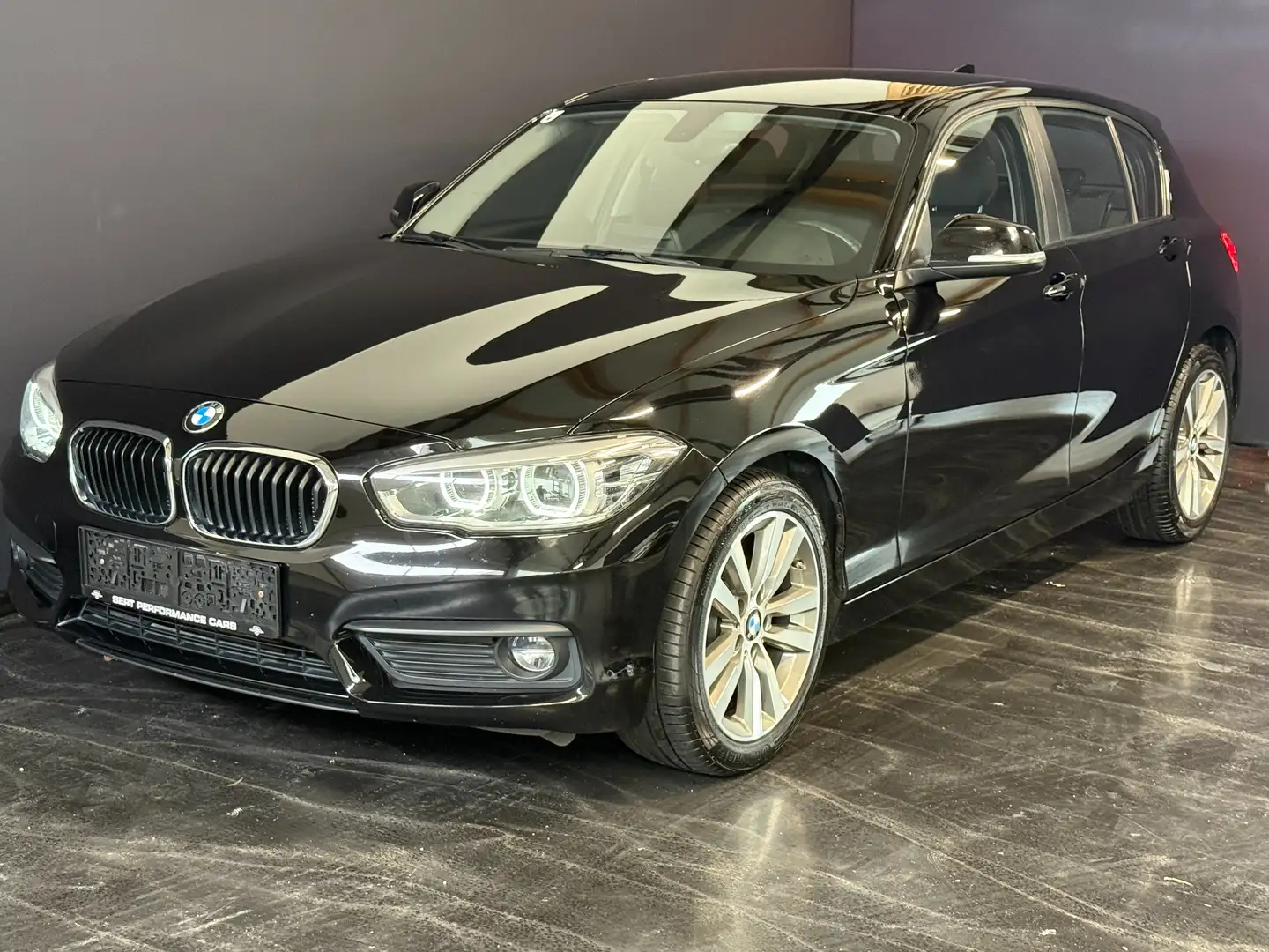BMW 118 118 i Schwarz - 1