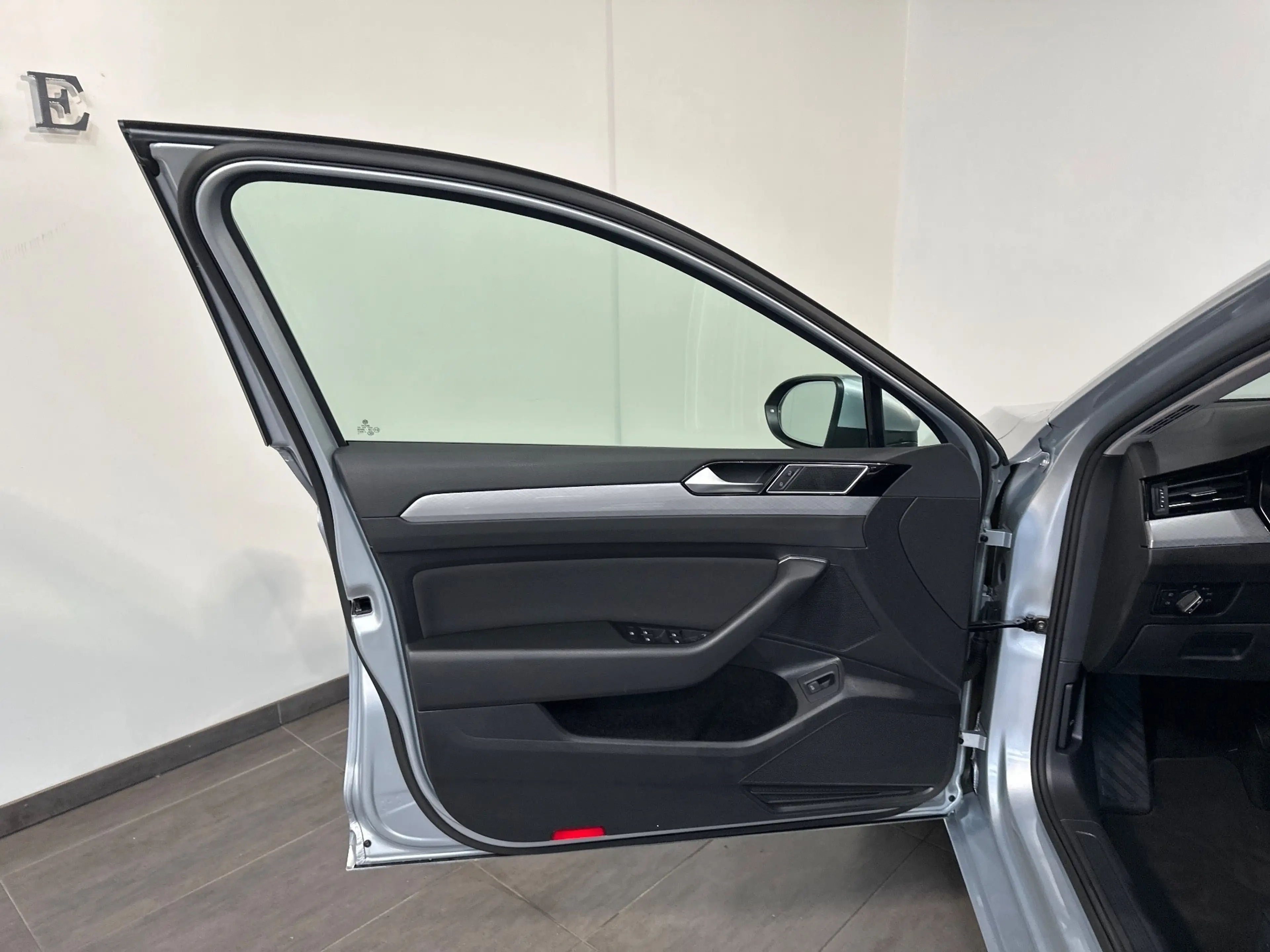 Volkswagen Passat Variant 2.0 TDI DSG Business NAV+LED+AHK+ACC+KAMERA+SHZ — photo 6
