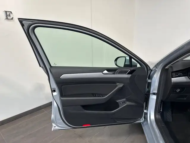 Volkswagen Passat view 6