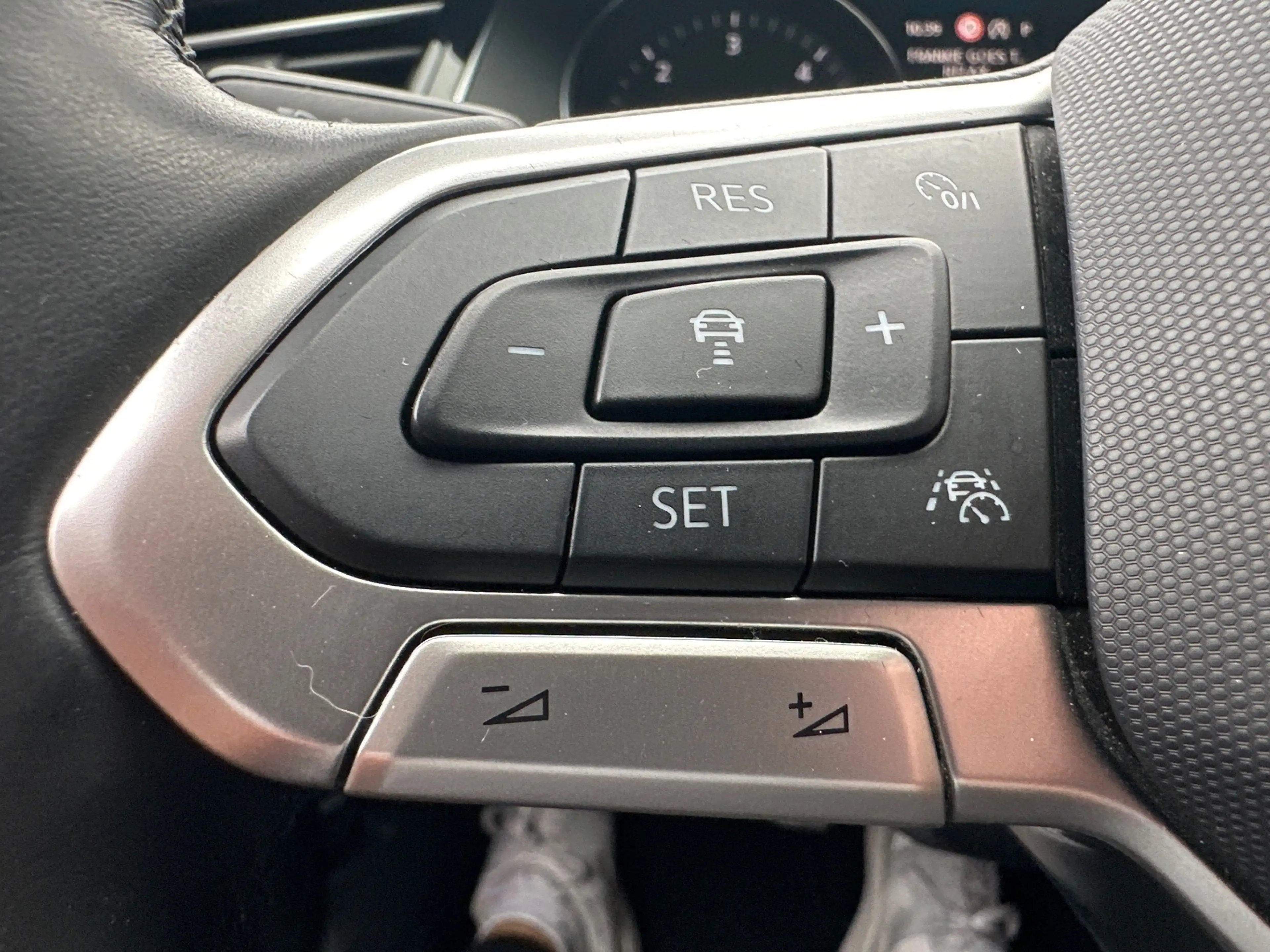 Volkswagen Passat Variant 2.0 TDI DSG Business NAV+LED+AHK+ACC+KAMERA+SHZ — photo 14