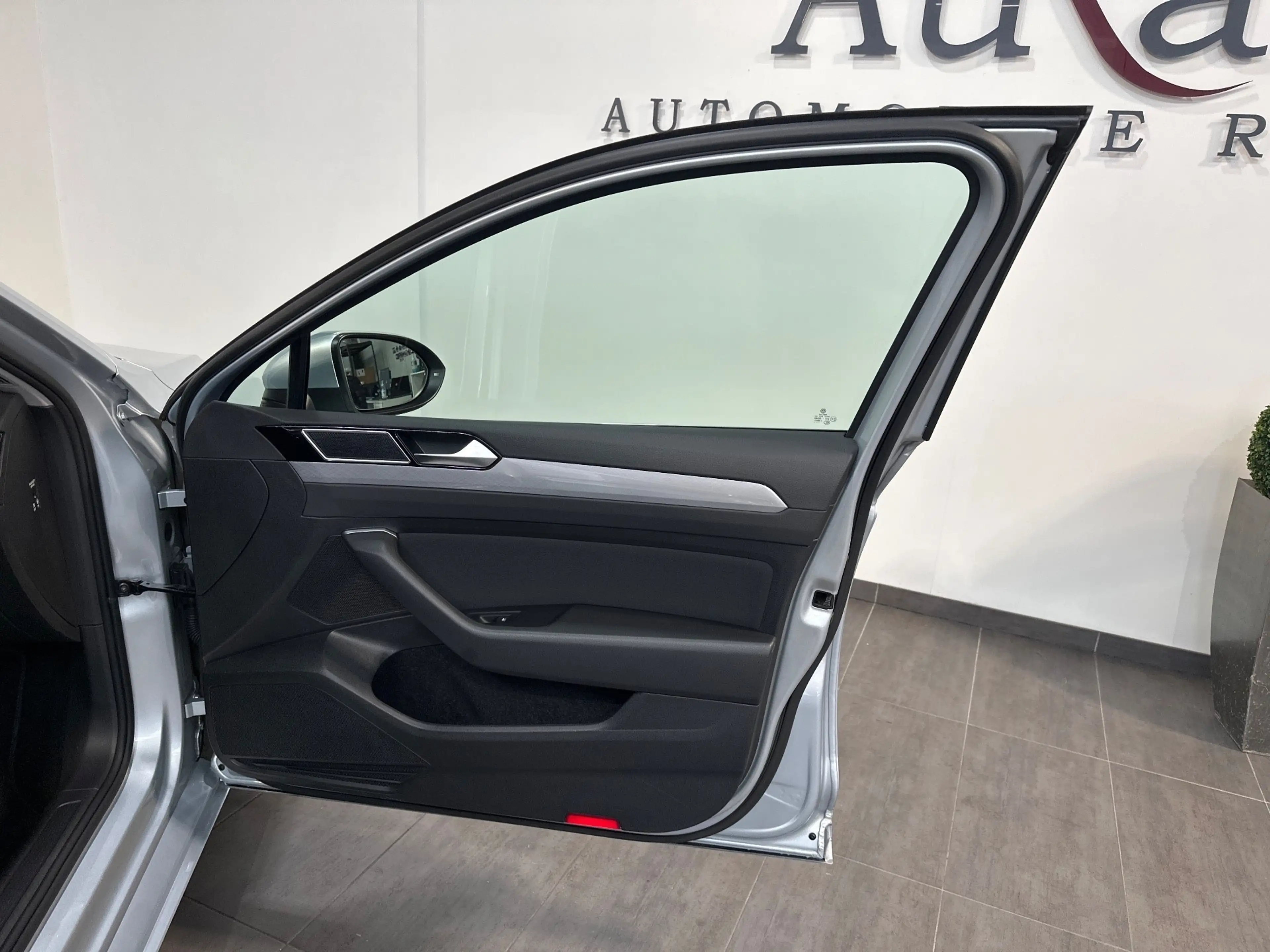 Volkswagen Passat Variant 2.0 TDI DSG Business NAV+LED+AHK+ACC+KAMERA+SHZ — photo 7