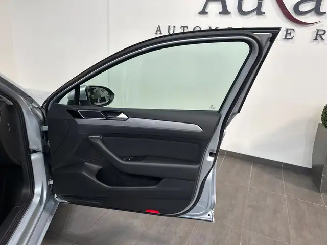Volkswagen Passat view 7