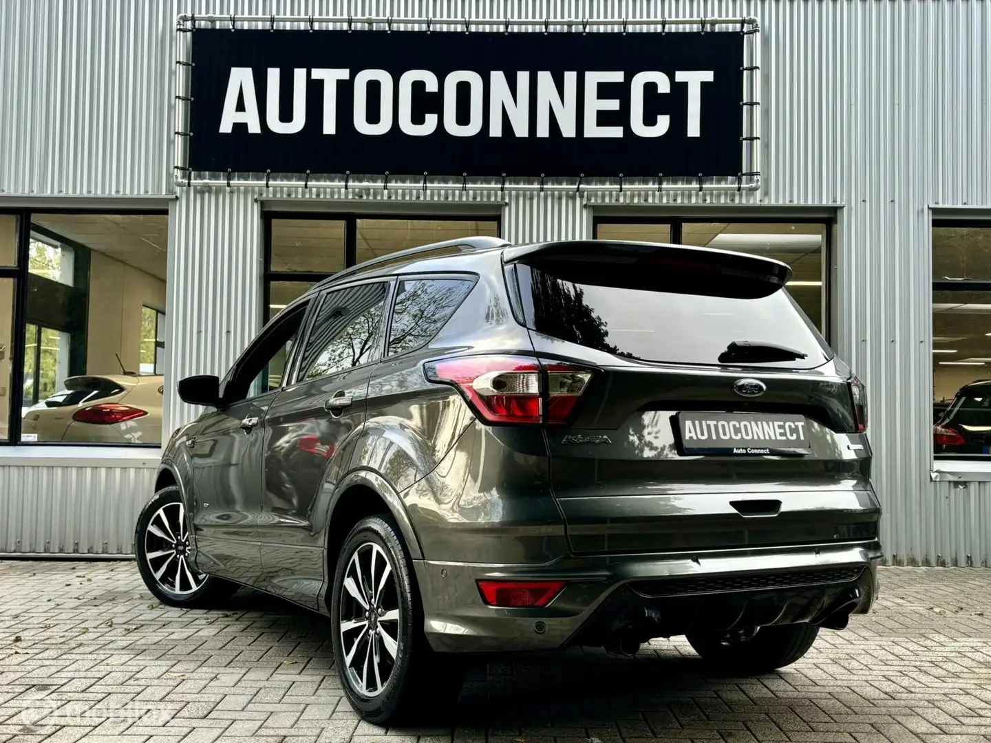 Ford Kuga 1.5 EcoBoost ST Line AUTOMAAT, NAVI, CAMERA. Grijs - 2