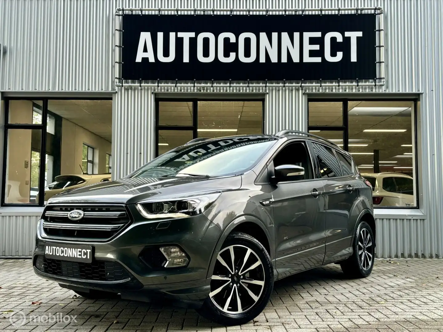 Ford Kuga 1.5 EcoBoost ST Line AUTOMAAT, NAVI, CAMERA. Grijs - 1