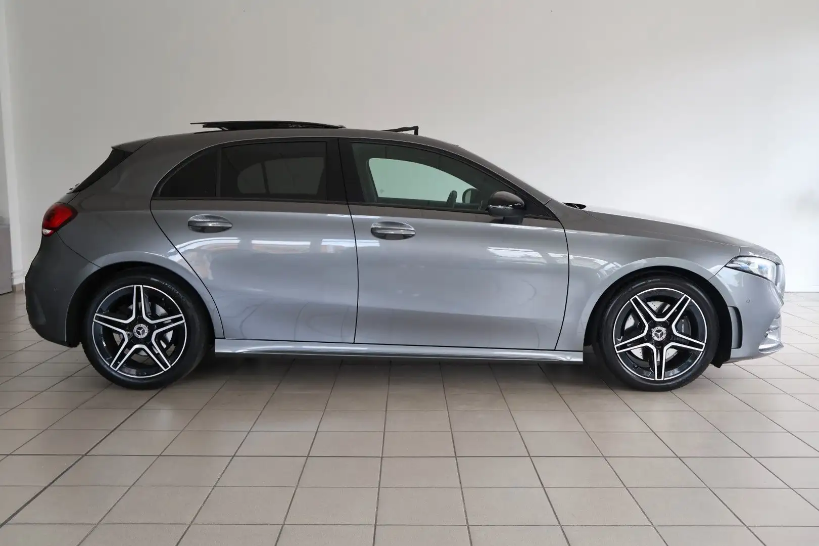 Mercedes-Benz A 220 A220 4Matic AMG Line Widescreen Multibeam Kamera Grau - 2