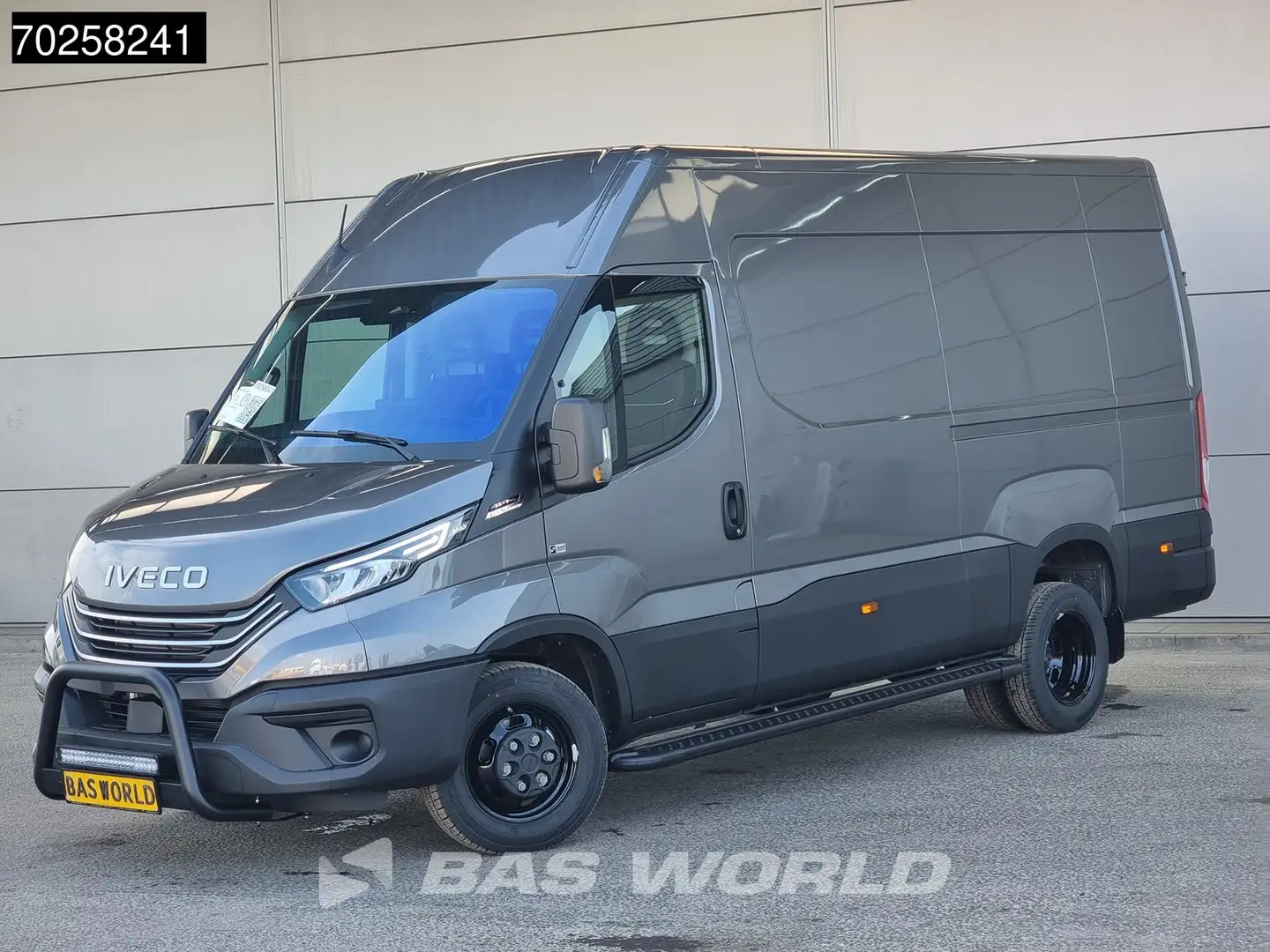 Iveco Daily 35C21 3.0L Automaat 2025model Black Edition L2H2 A Gris - 1