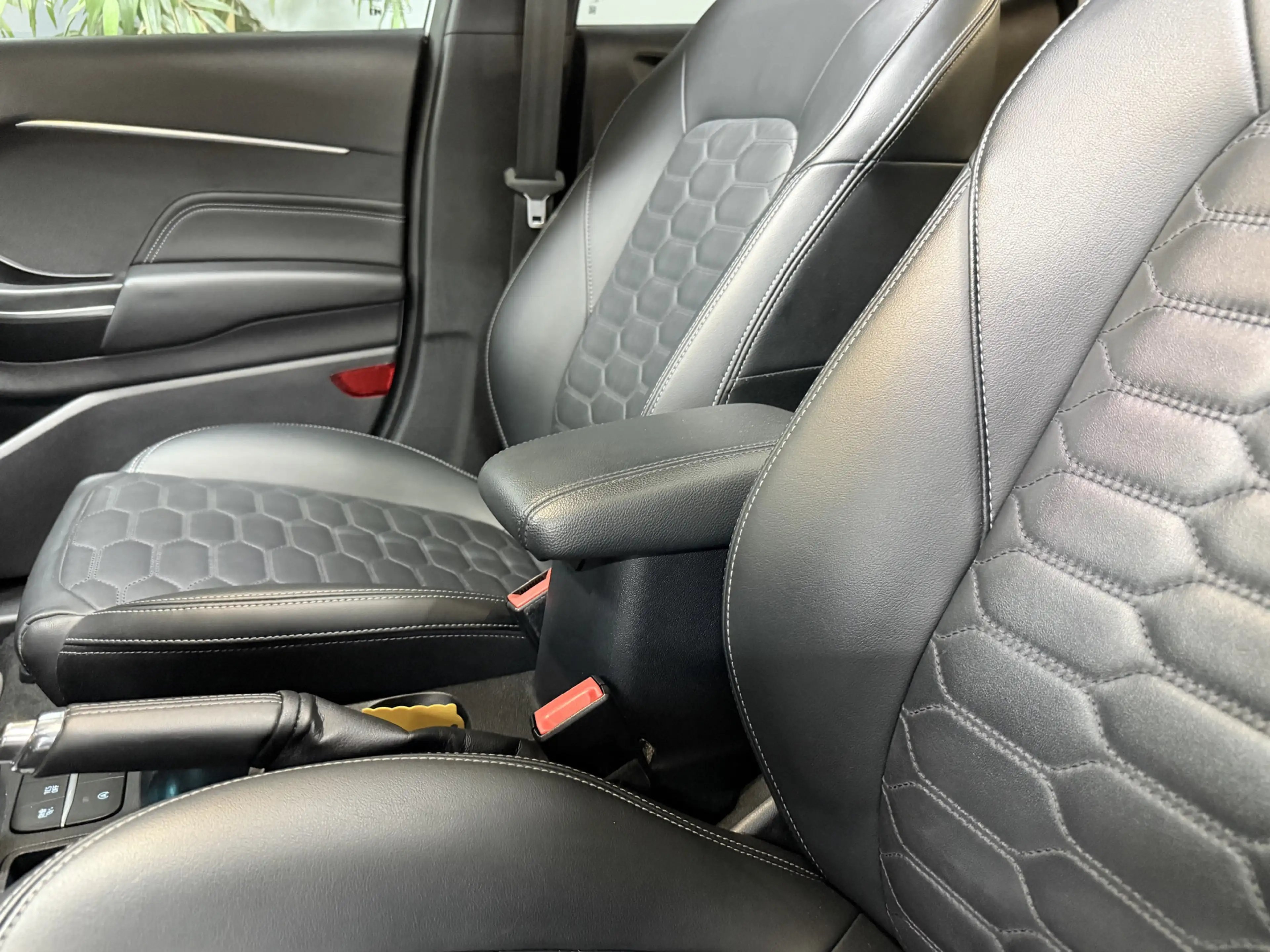 Ford Fiesta 1.0 EcoBoost Hybrid Vignale // Pano // Vol Led — photo 31