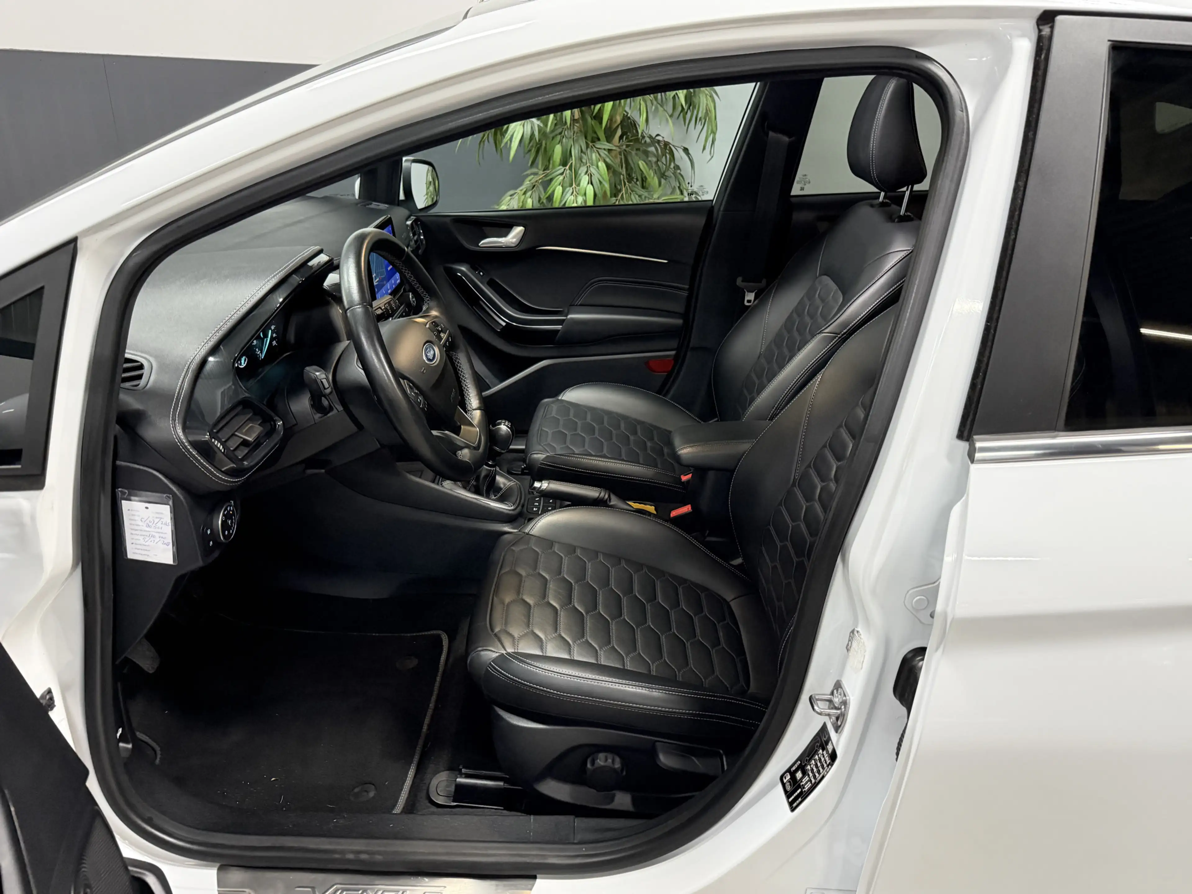 Ford Fiesta 1.0 EcoBoost Hybrid Vignale // Pano // Vol Led — photo 13