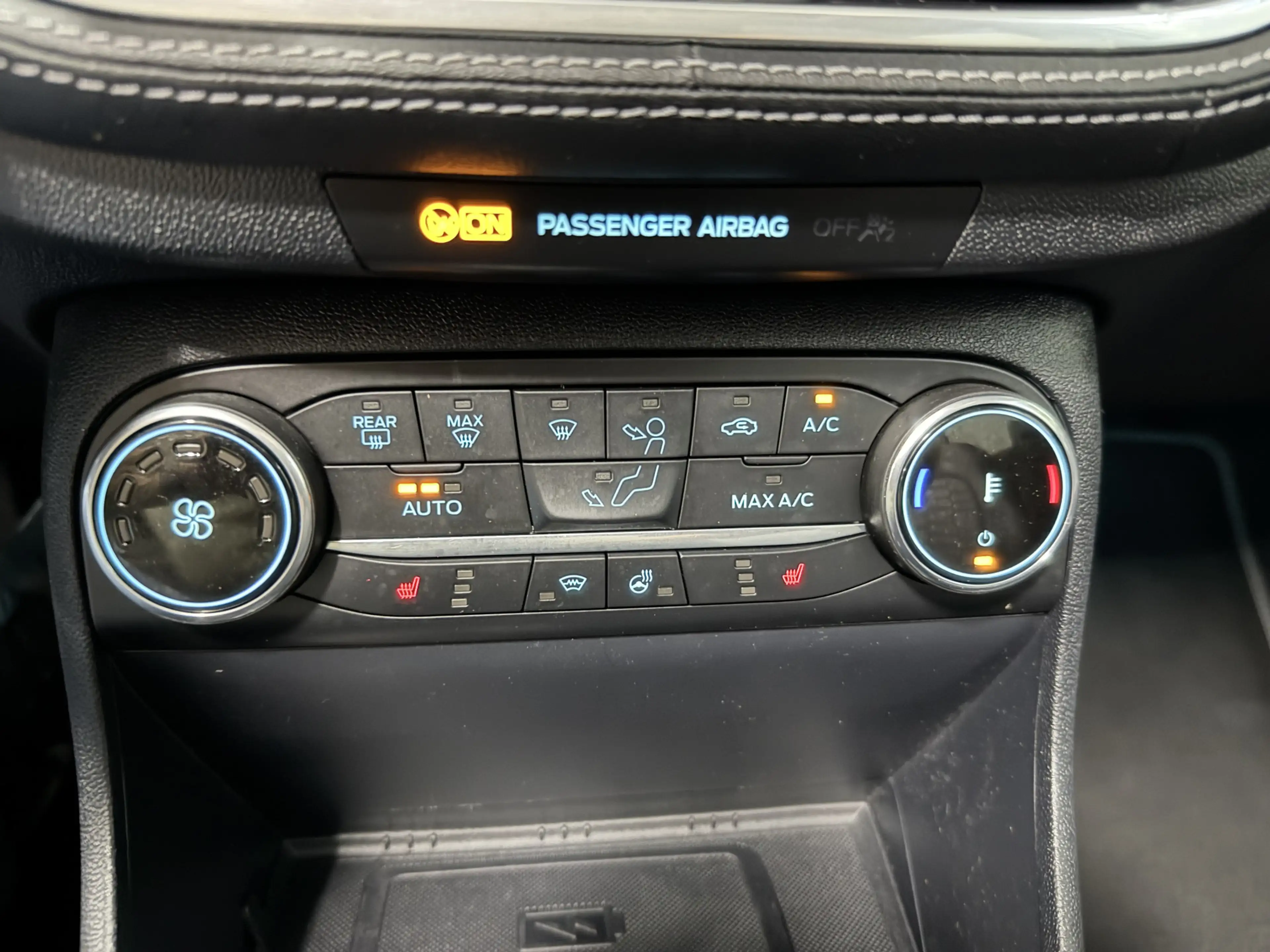 Ford Fiesta 1.0 EcoBoost Hybrid Vignale // Pano // Vol Led — photo 19